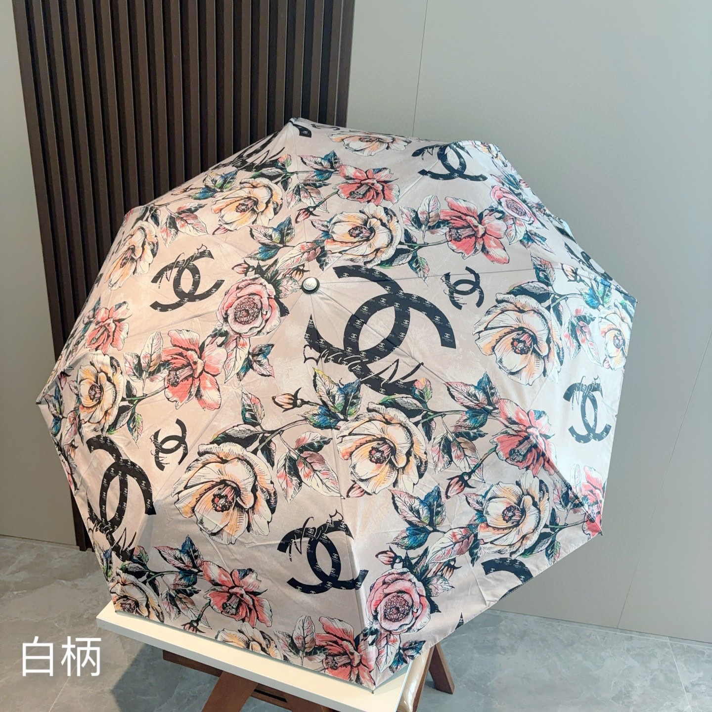 CHANEL（香奈儿）三折自动折叠晴雨伞 集合香奈儿灵魂LOGO为一体的设计风格高雅奢华 带在身上带来
