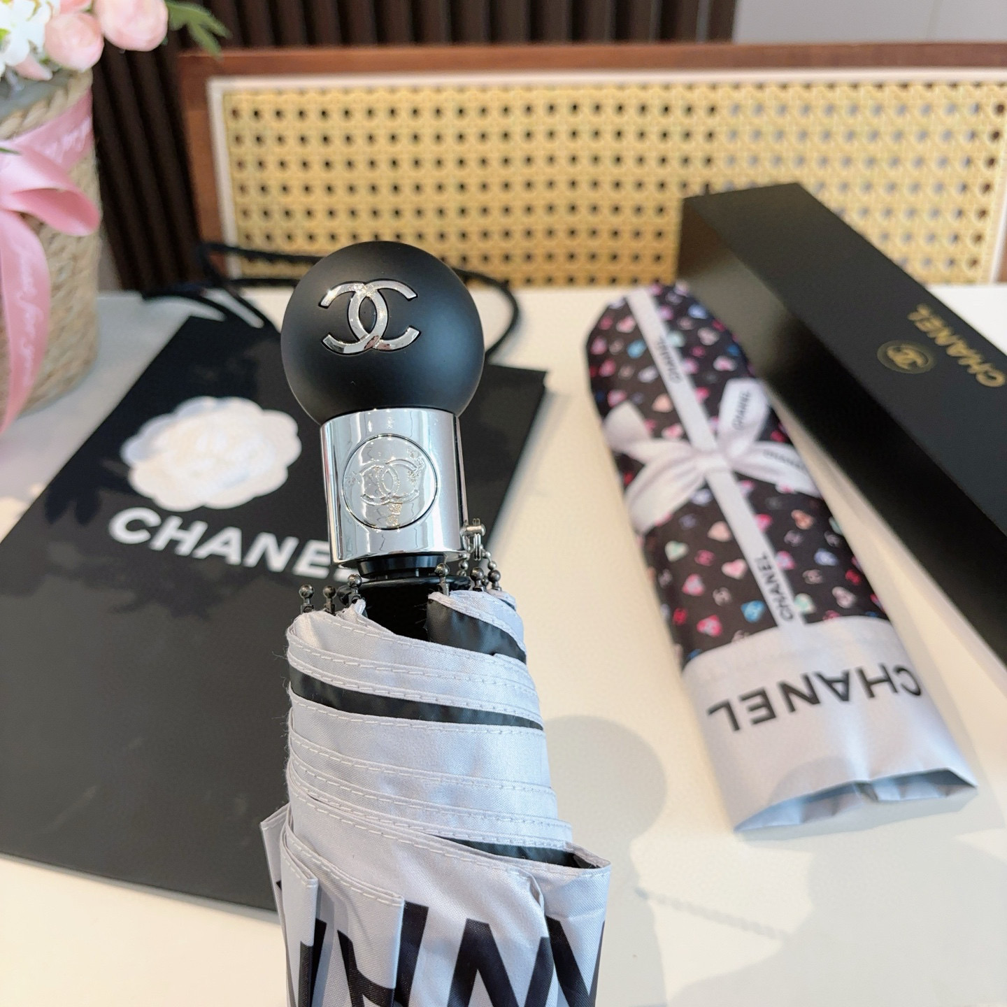  CHANEL（香奈儿）三折自动折叠晴雨伞 集合香奈儿灵魂LOGO为一体的设计风格高雅奢华 带在身上带来