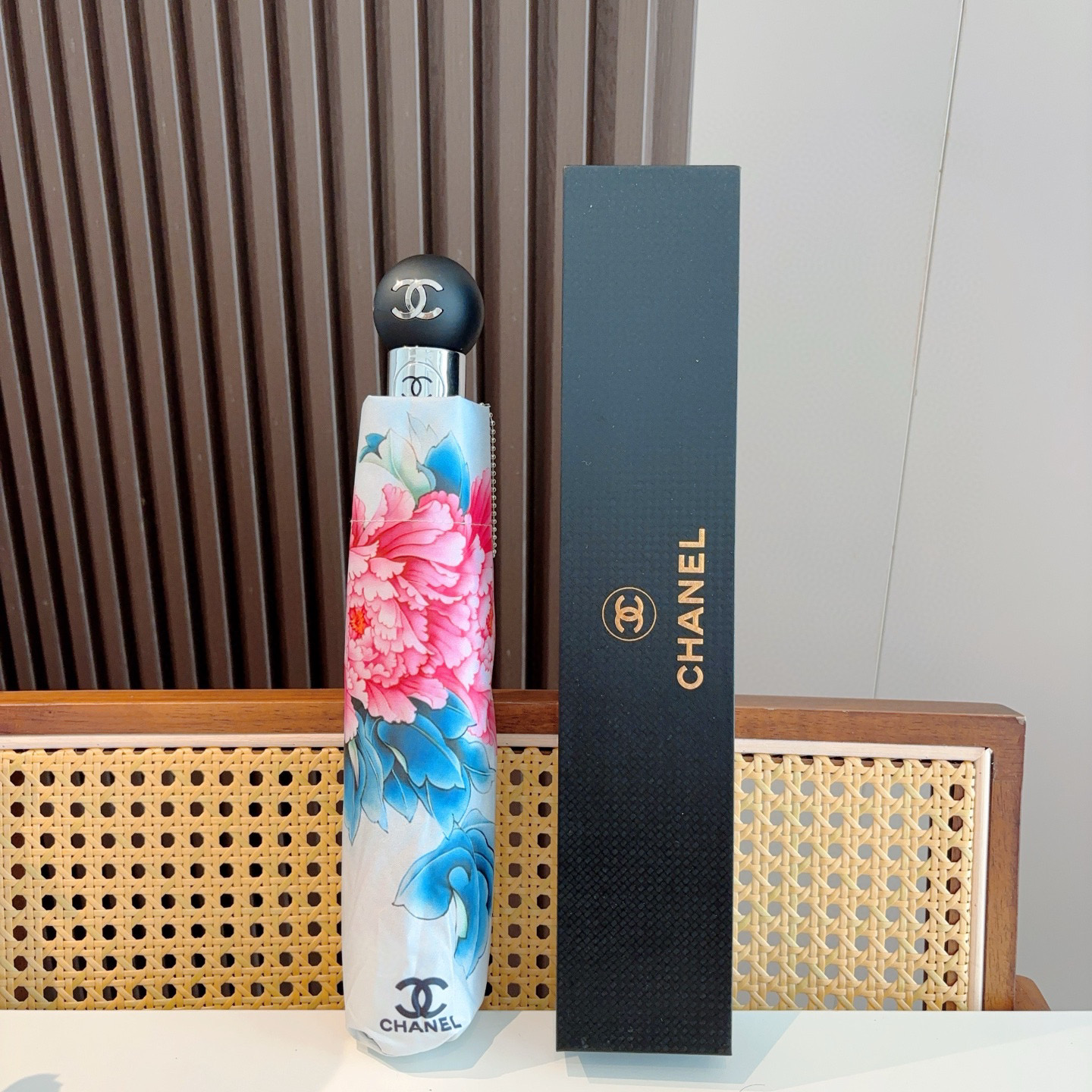  CHANEL（香奈儿）三折自动折叠晴雨伞 集合香奈儿灵魂LOGO为一体的设计风格高雅奢华 带在身上带来