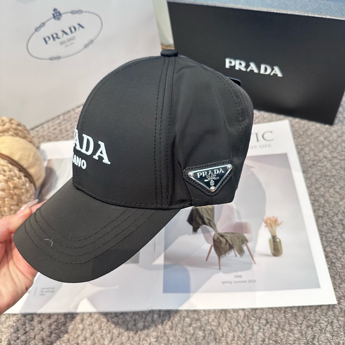  普拉达 刺绣字母棒球帽
设计感超强，让人耳目一新
头型非常好，可以修饰各种头型，实力百搭款