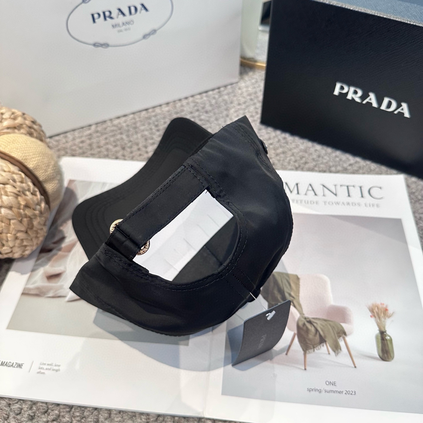  普拉达 刺绣字母棒球帽
设计感超强，让人耳目一新
头型非常好，可以修饰各种头型，实力百搭款