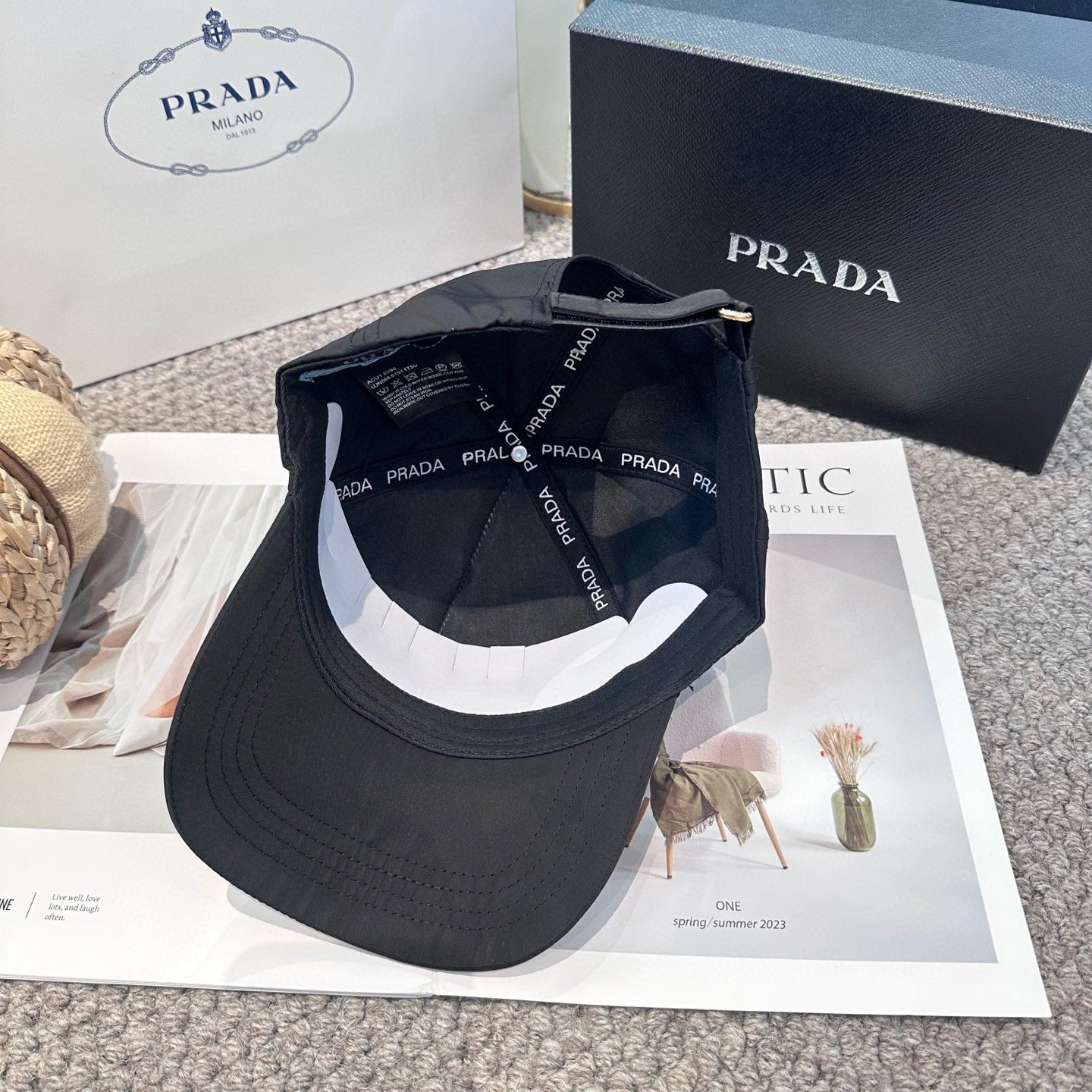  普拉达 刺绣字母棒球帽
设计感超强，让人耳目一新
头型非常好，可以修饰各种头型，实力百搭款