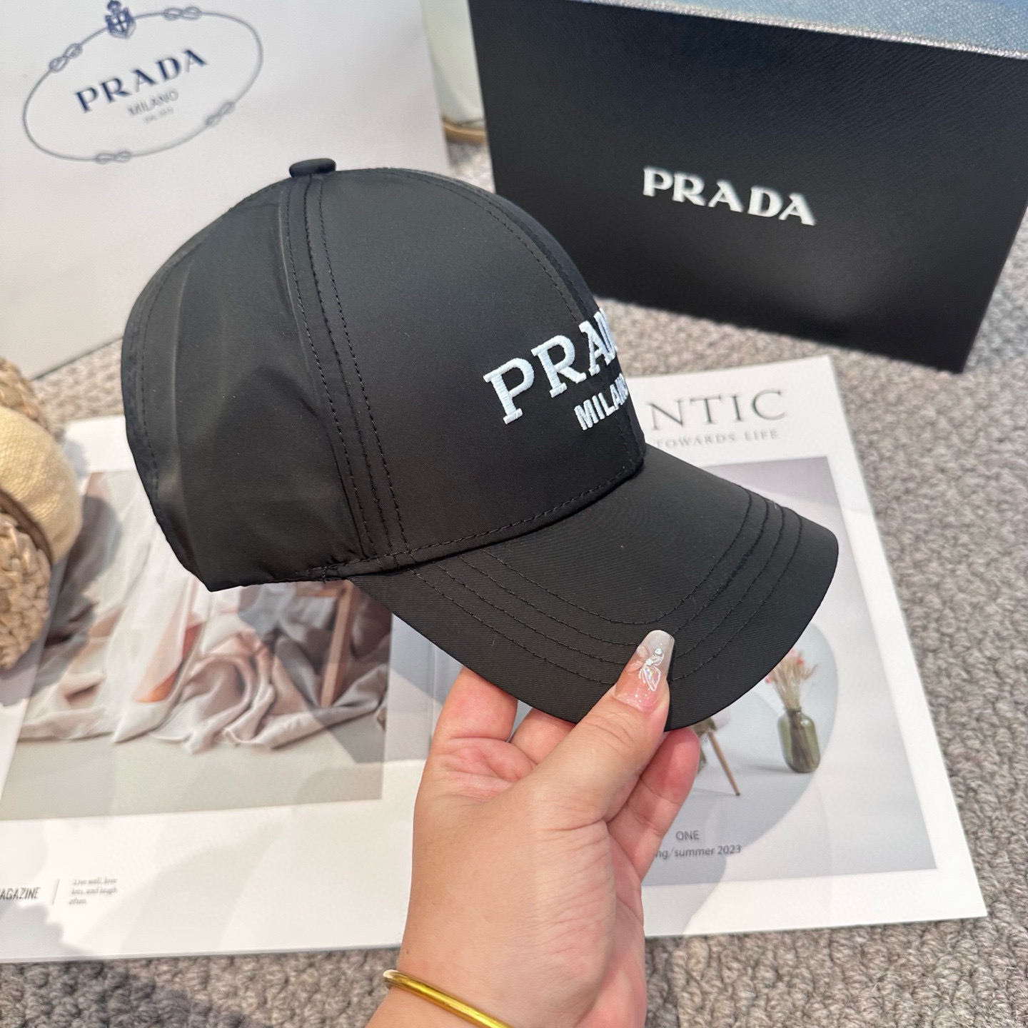  普拉达 刺绣字母棒球帽
设计感超强，让人耳目一新
头型非常好，可以修饰各种头型，实力百搭款