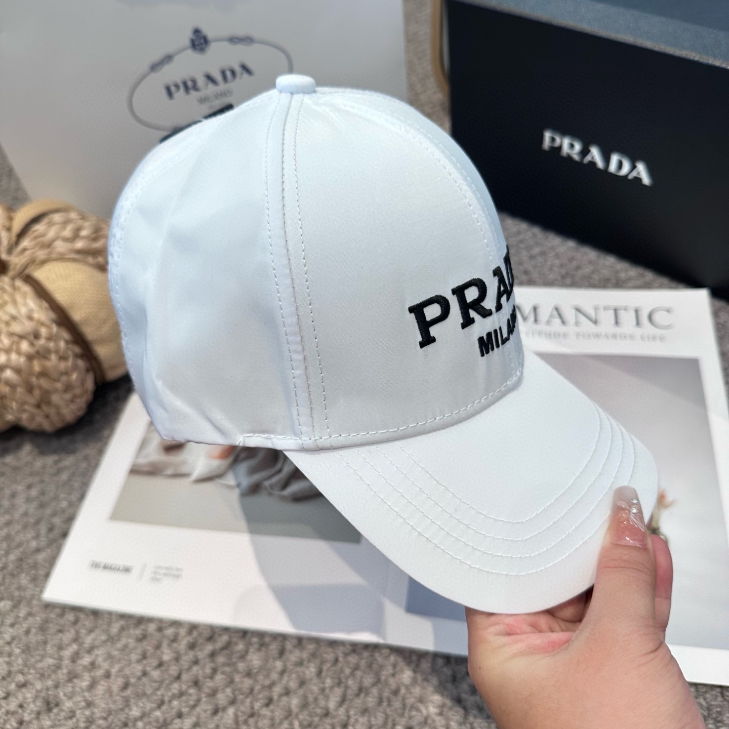  普拉达 刺绣字母棒球帽
设计感超强，让人耳目一新
头型非常好，可以修饰各种头型，实力百搭款