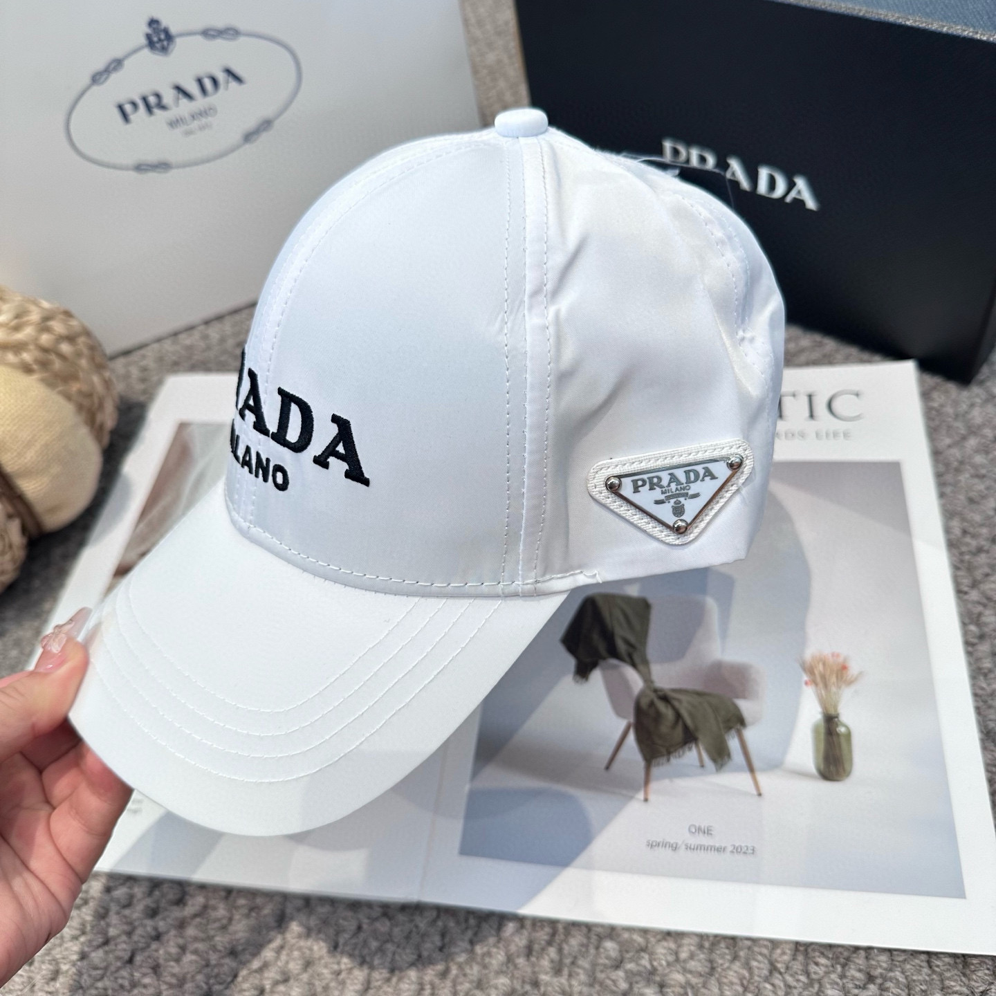  普拉达 刺绣字母棒球帽
设计感超强，让人耳目一新
头型非常好，可以修饰各种头型，实力百搭款