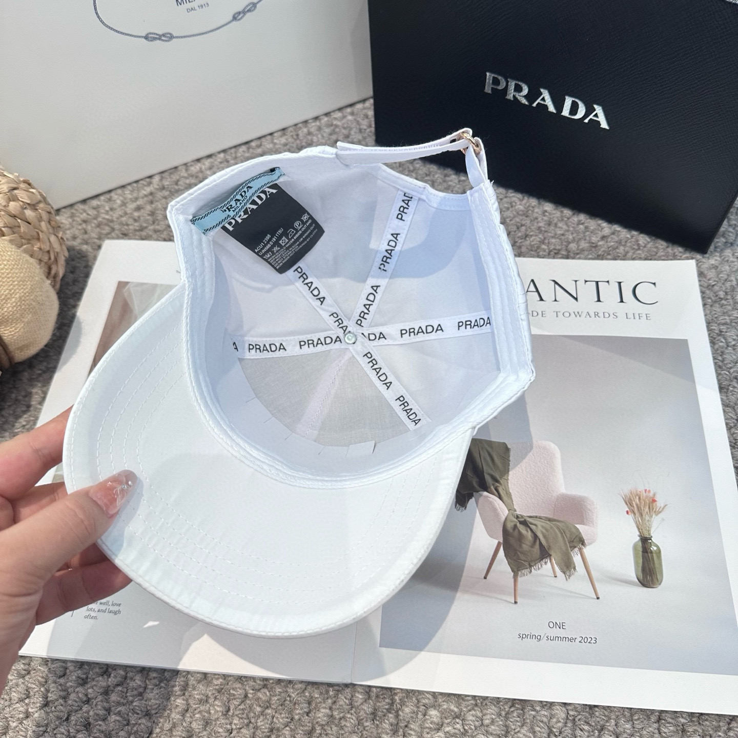  普拉达 刺绣字母棒球帽
设计感超强，让人耳目一新
头型非常好，可以修饰各种头型，实力百搭款