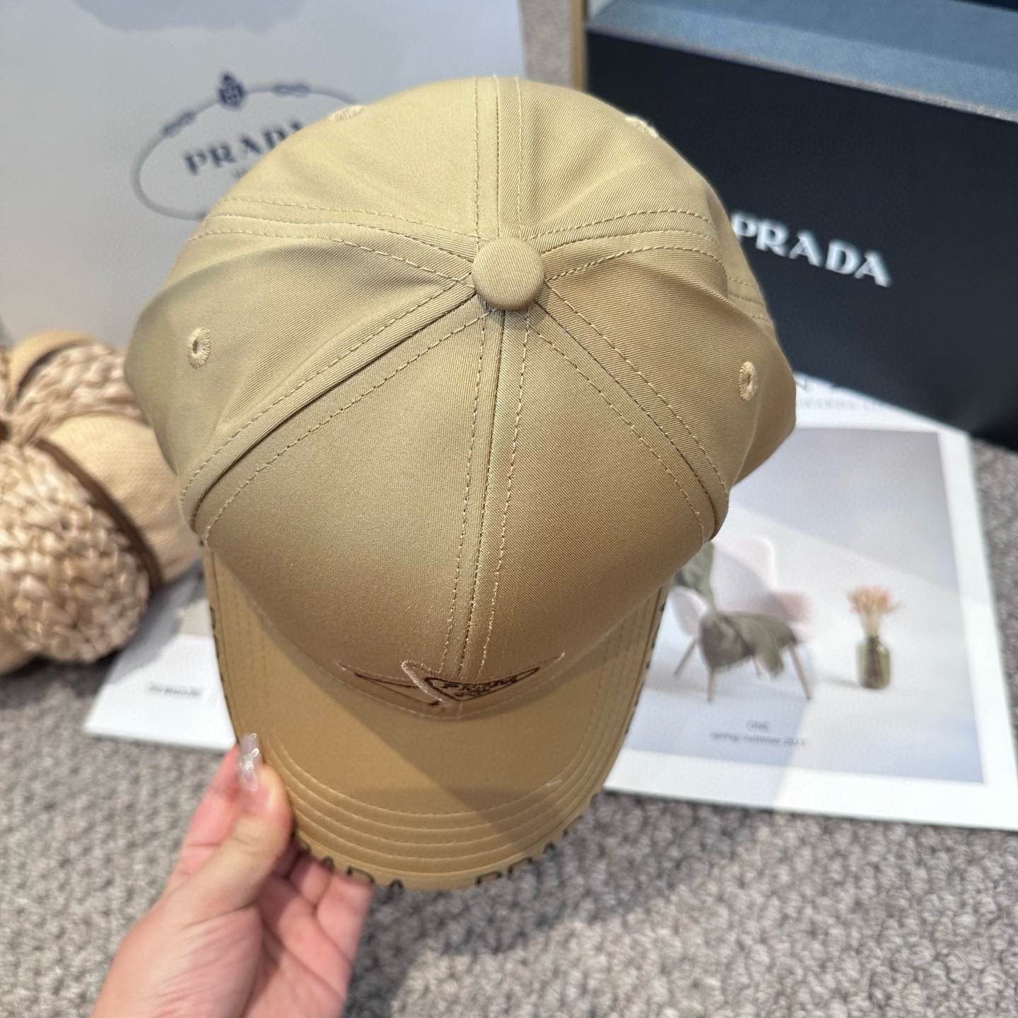  普拉达 经典三角标棒球帽
设计感超强，让人耳目一新
头型非常好，可以修饰各种头型，实力百搭款