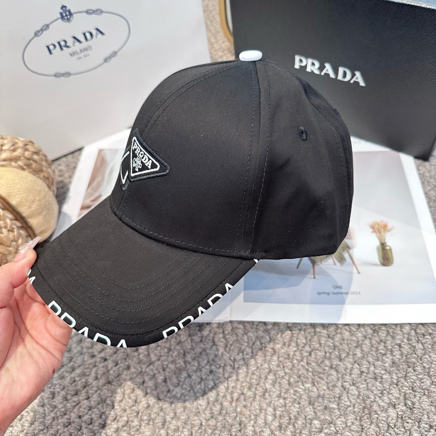  普拉达 经典三角标棒球帽
设计感超强，让人耳目一新
头型非常好，可以修饰各种头型，实力百搭款
