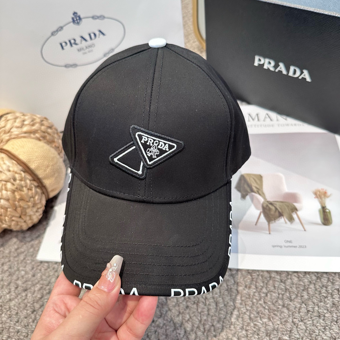  普拉达 经典三角标棒球帽
设计感超强，让人耳目一新
头型非常好，可以修饰各种头型，实力百搭款
