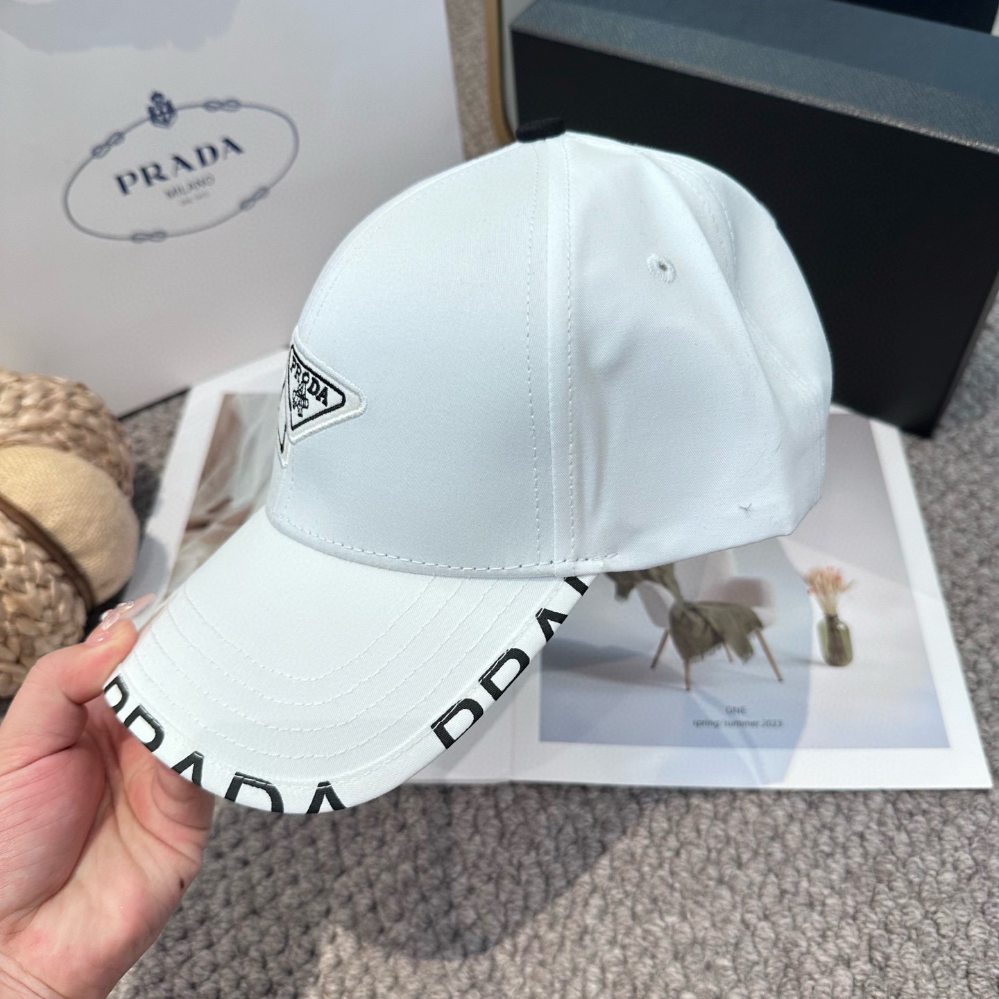  普拉达 经典三角标棒球帽
设计感超强，让人耳目一新
头型非常好，可以修饰各种头型，实力百搭款