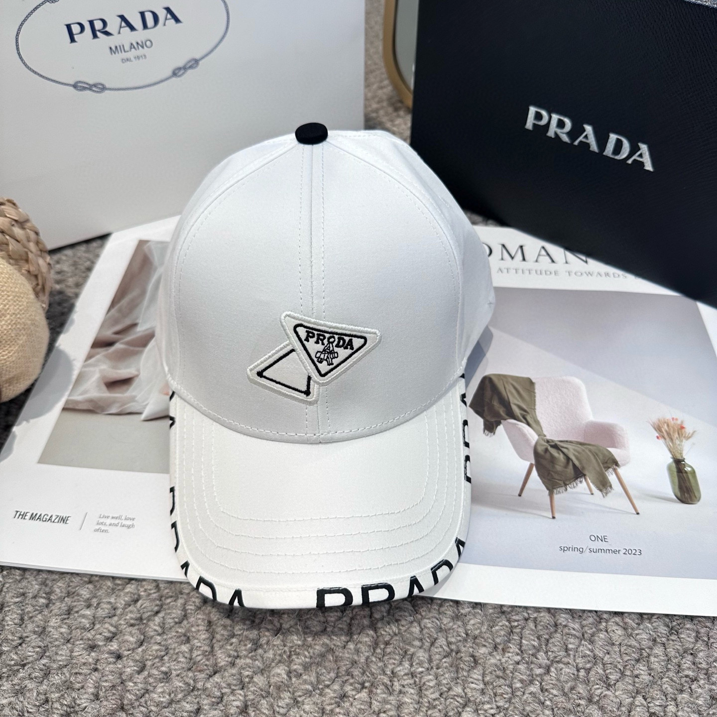  普拉达 经典三角标棒球帽
设计感超强，让人耳目一新
头型非常好，可以修饰各种头型，实力百搭款