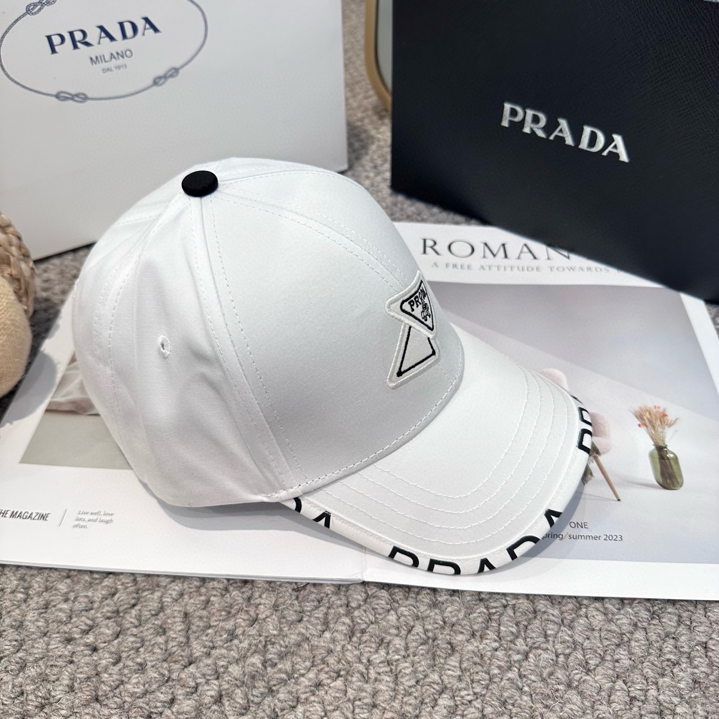  普拉达 经典三角标棒球帽
设计感超强，让人耳目一新
头型非常好，可以修饰各种头型，实力百搭款