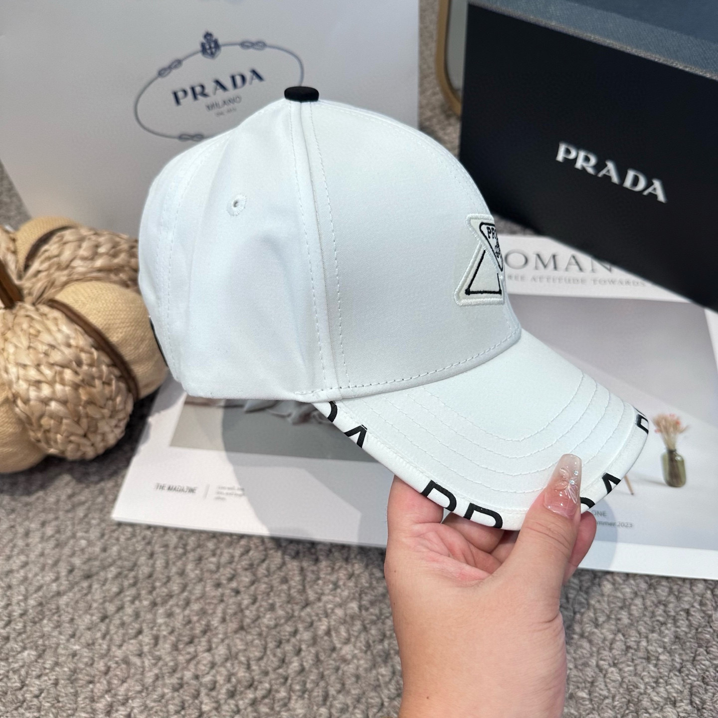  普拉达 经典三角标棒球帽
设计感超强，让人耳目一新
头型非常好，可以修饰各种头型，实力百搭款