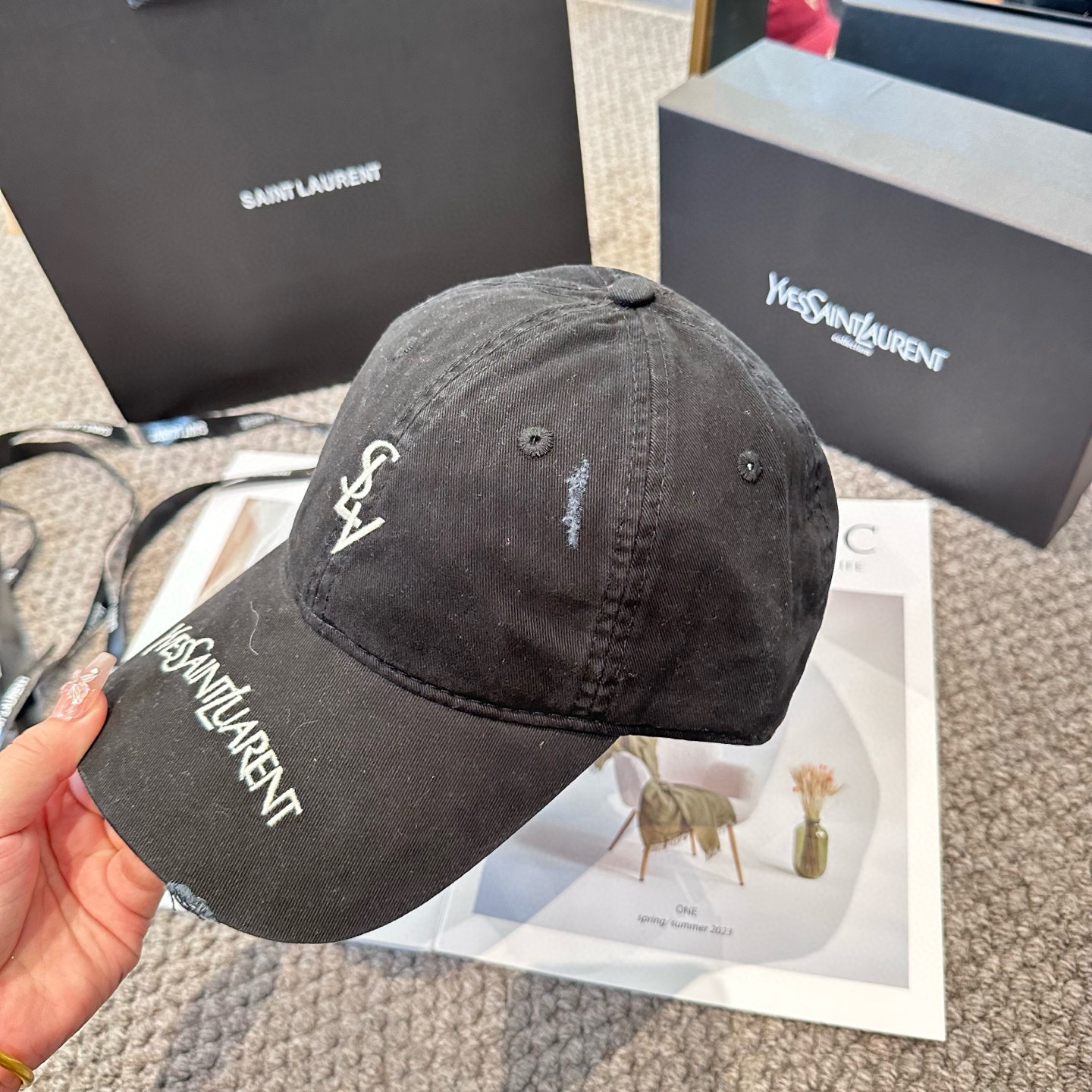  YSL圣罗兰 字母刺绣棒球帽|韩系风
一款简单休闲风的棒球帽
是牛仔的款式 减龄百搭 适配度很高！
简