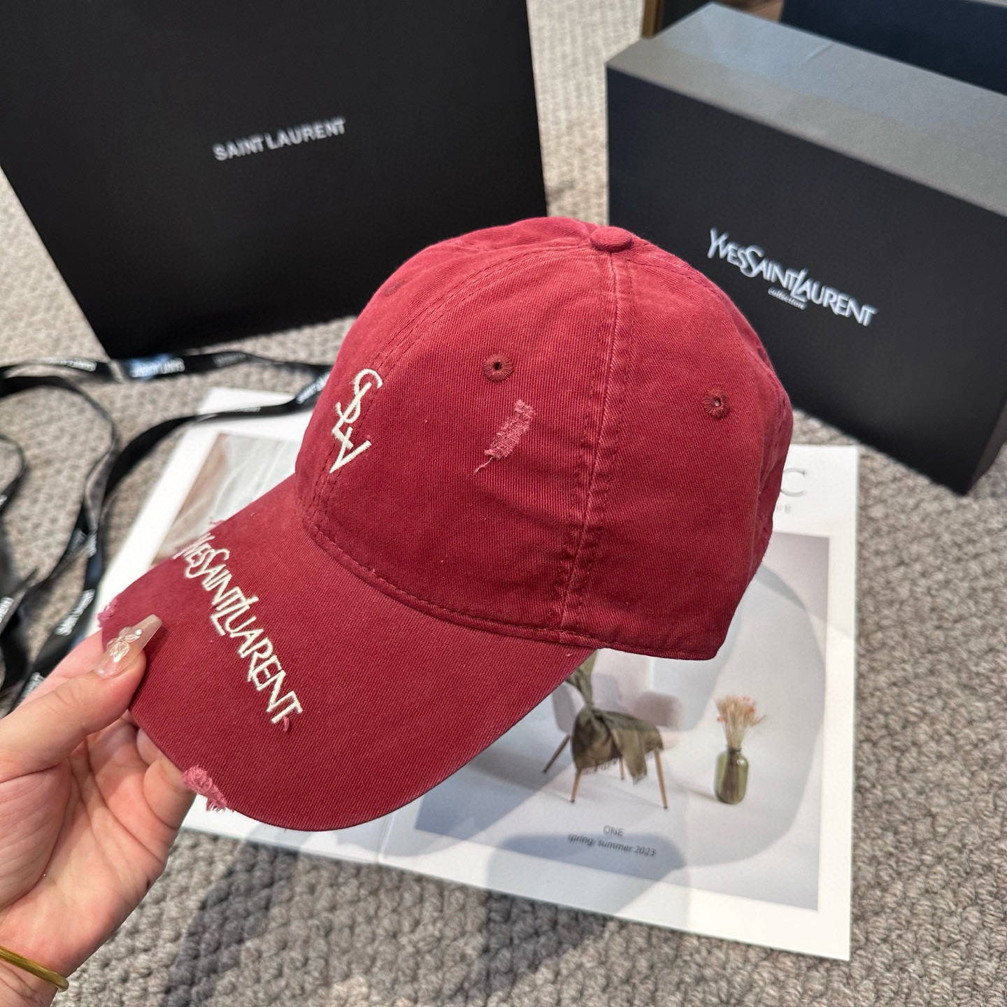  YSL圣罗兰 字母刺绣棒球帽|韩系风
一款简单休闲风的棒球帽
是牛仔的款式 减龄百搭 适配度很高！
简