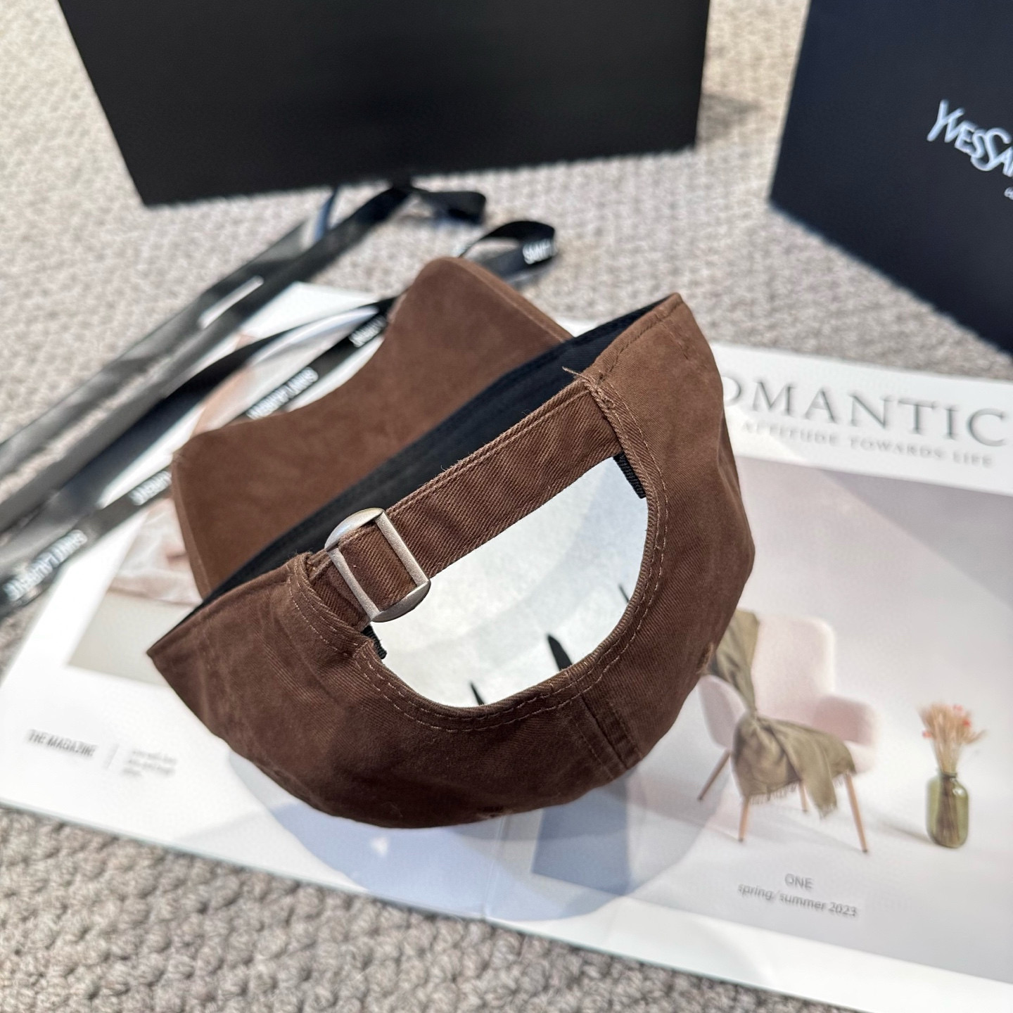  YSL圣罗兰 字母刺绣棒球帽|韩系风
一款简单休闲风的棒球帽
是牛仔的款式 减龄百搭 适配度很高！
简