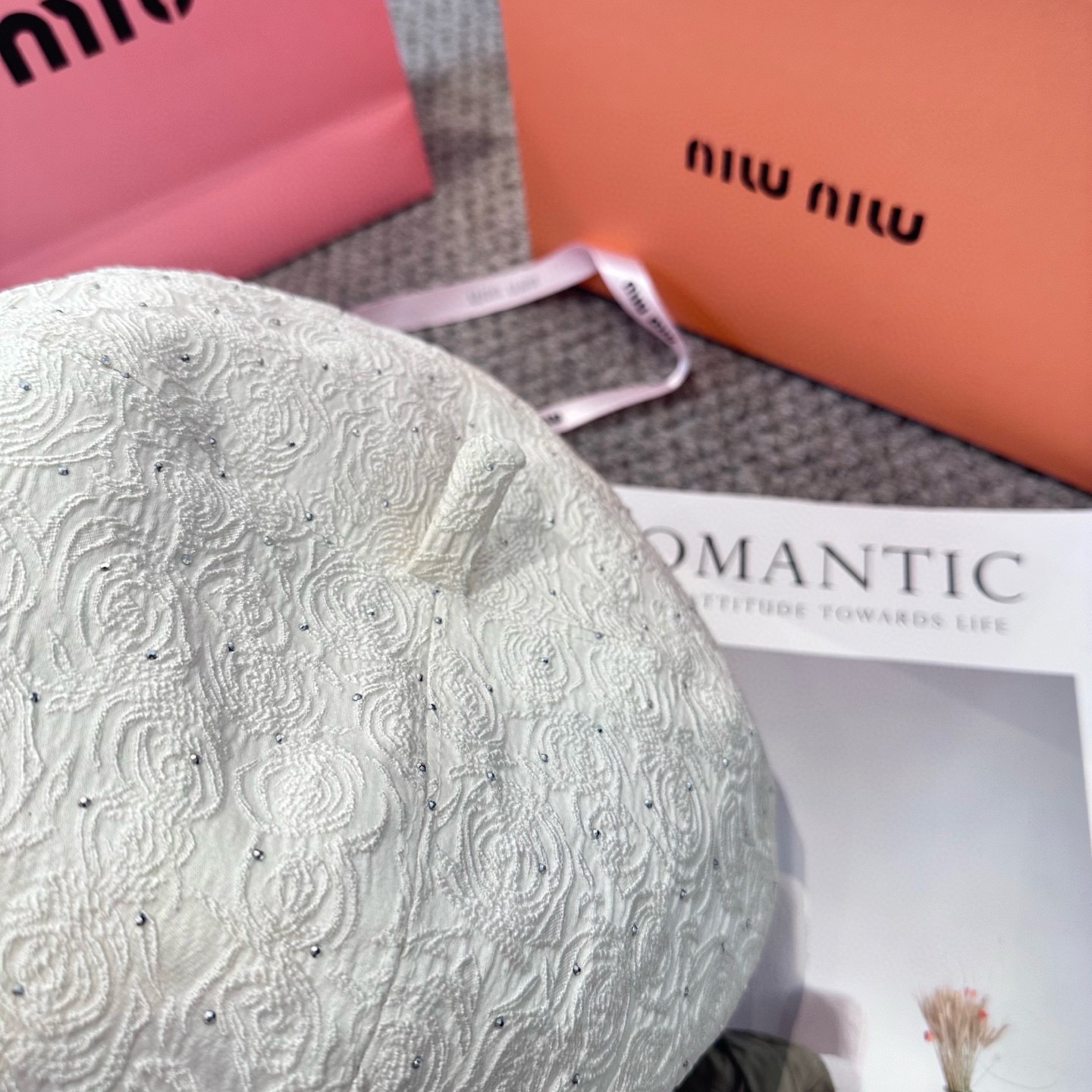  缪缪miumiu字母水钻贝雷帽女春秋款钩针定型画家帽薄款帽子显脸小