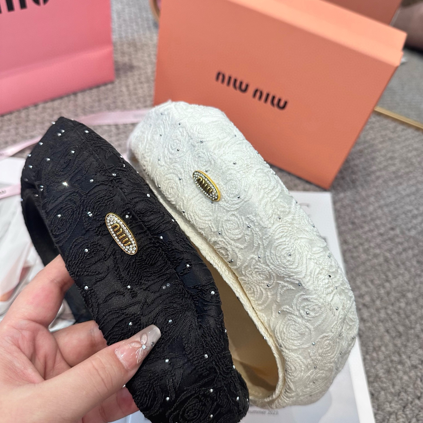  缪缪miumiu字母水钻贝雷帽女春秋款钩针定型画家帽薄款帽子显脸小