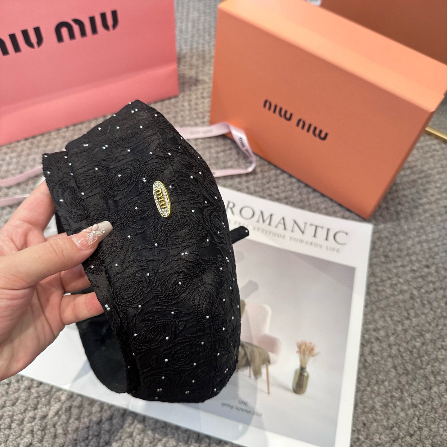  缪缪miumiu字母水钻贝雷帽女春秋款钩针定型画家帽薄款帽子显脸小