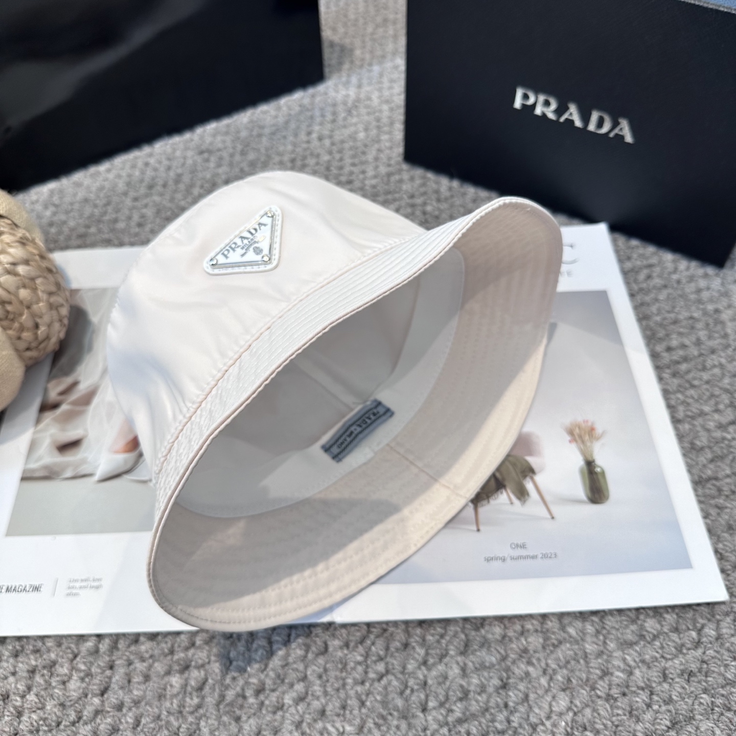  普拉达 Prada 经典三角标渔夫帽，显脸小 大牌款超好搭配，赶紧入手！