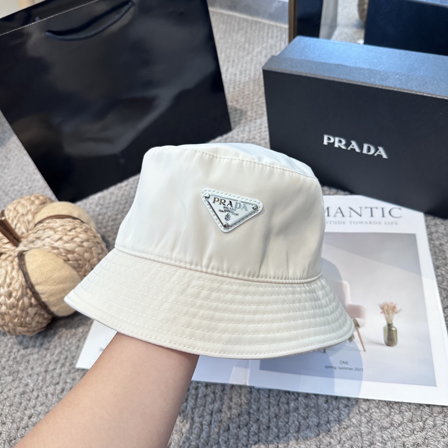  普拉达 Prada 经典三角标渔夫帽，显脸小 大牌款超好搭配，赶紧入手！