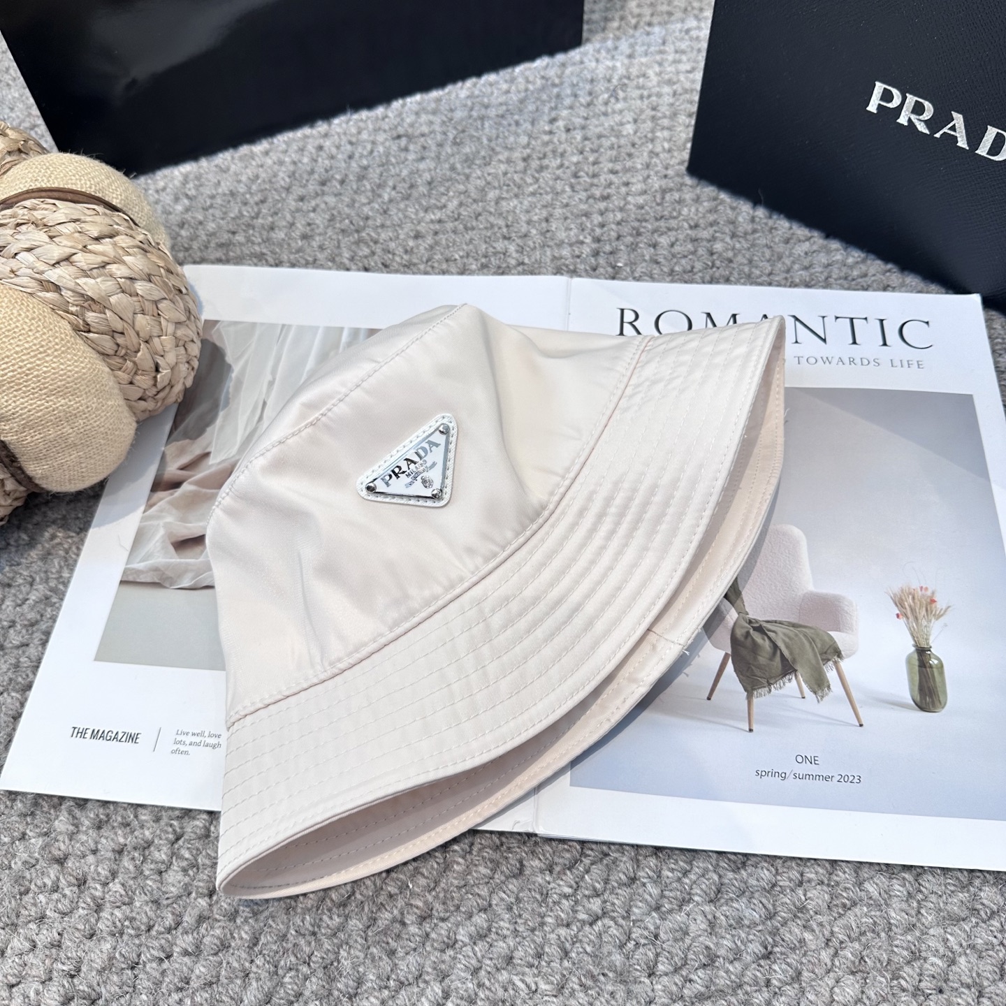  普拉达 Prada 经典三角标渔夫帽，显脸小 大牌款超好搭配，赶紧入手！