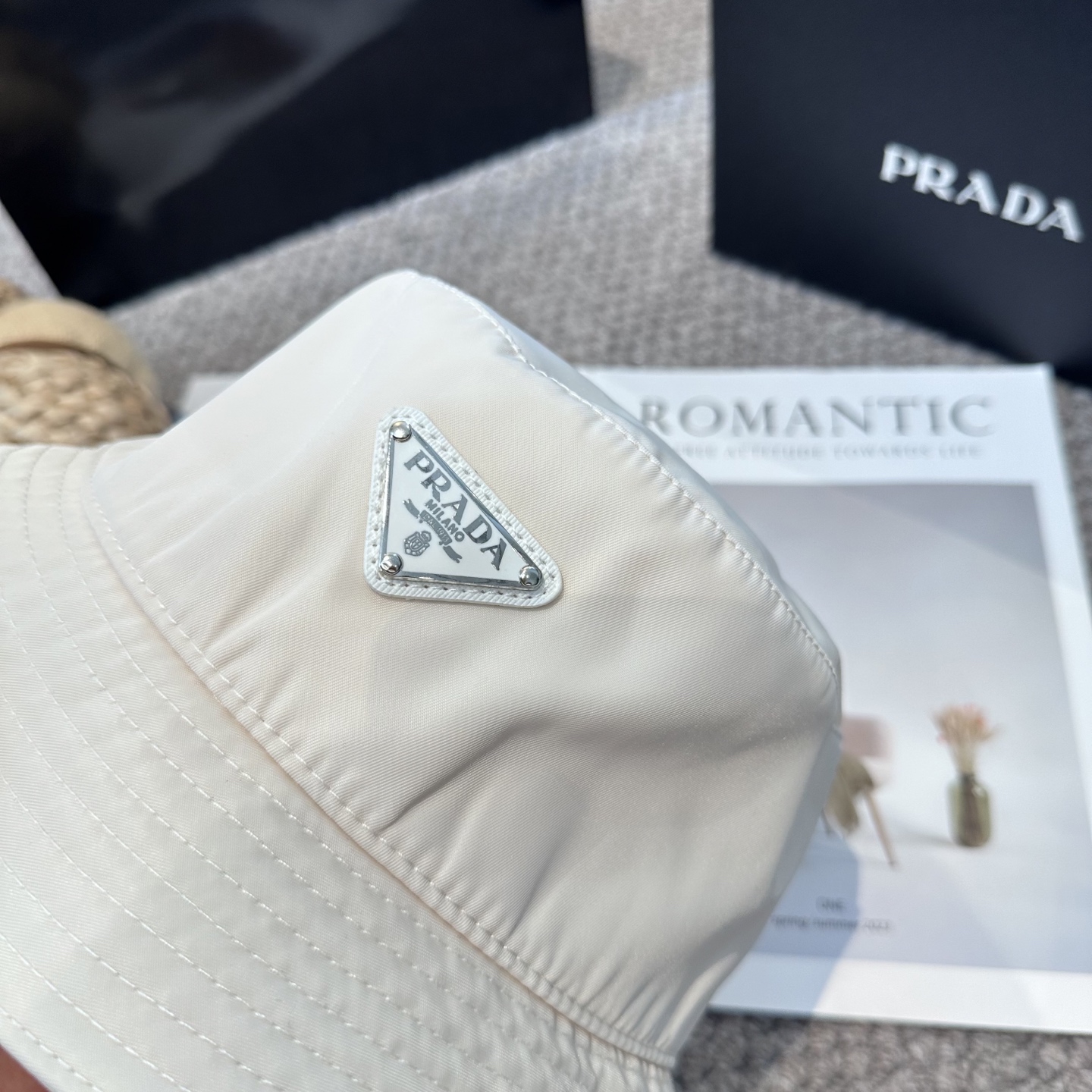  普拉达 Prada 经典三角标渔夫帽，显脸小 大牌款超好搭配，赶紧入手！