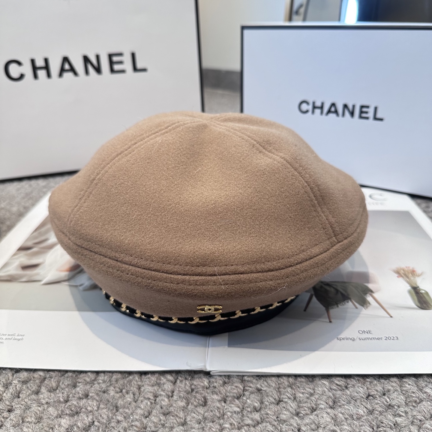 Chanel香奈儿新款链条贝雷帽，搭配精致简单小logo 小香风高级面料定制 谁看谁喜欢😘