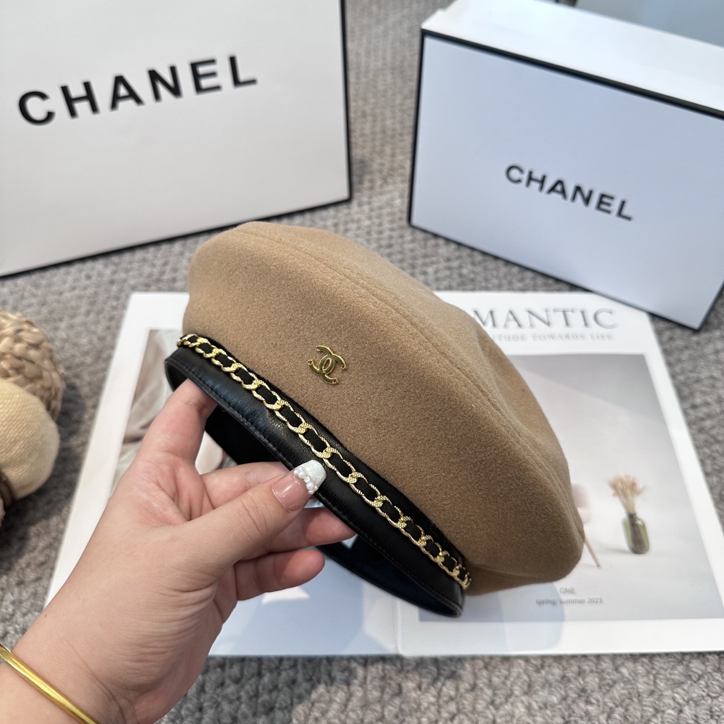Chanel香奈儿新款链条贝雷帽，搭配精致简单小logo 小香风高级面料定制 谁看谁喜欢😘