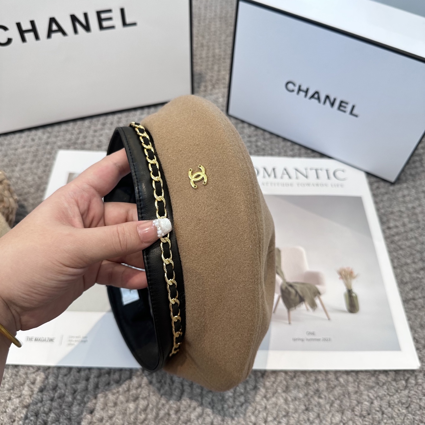 Chanel香奈儿新款链条贝雷帽，搭配精致简单小logo 小香风高级面料定制 谁看谁喜欢😘