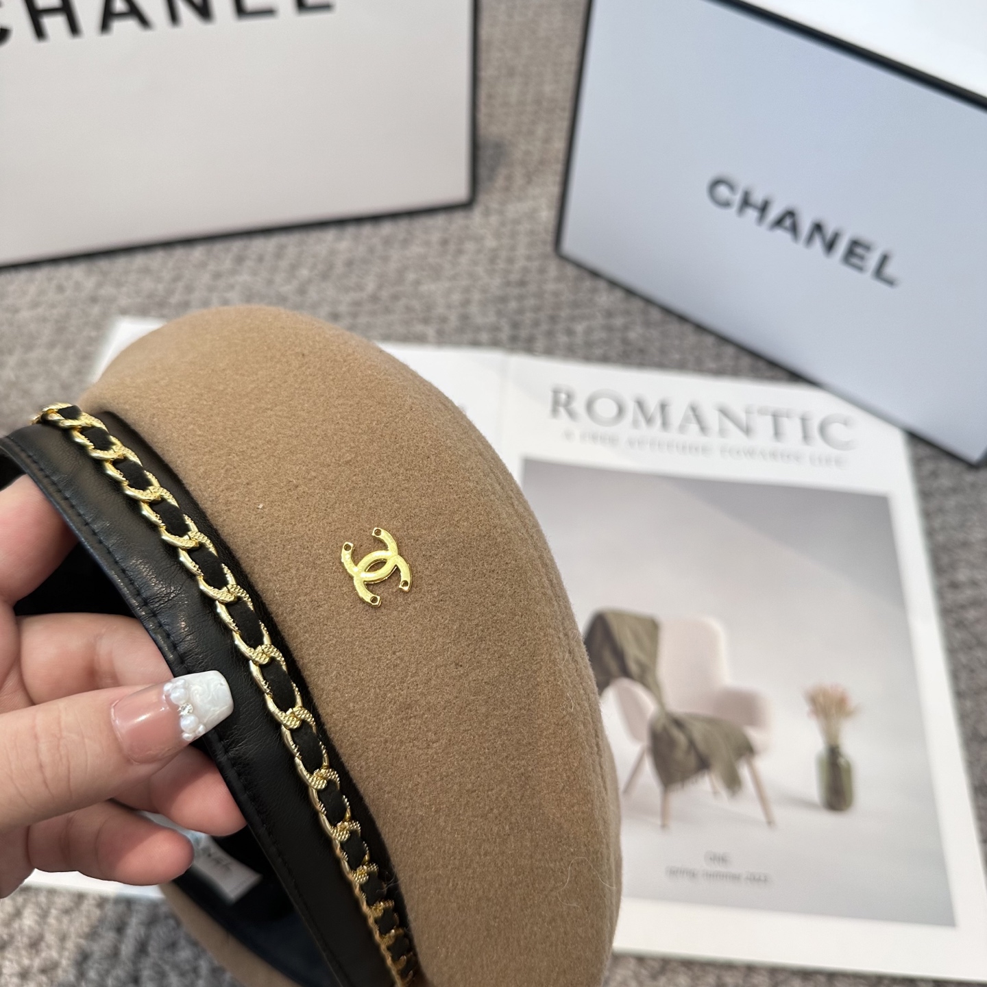 Chanel香奈儿新款链条贝雷帽，搭配精致简单小logo 小香风高级面料定制 谁看谁喜欢😘