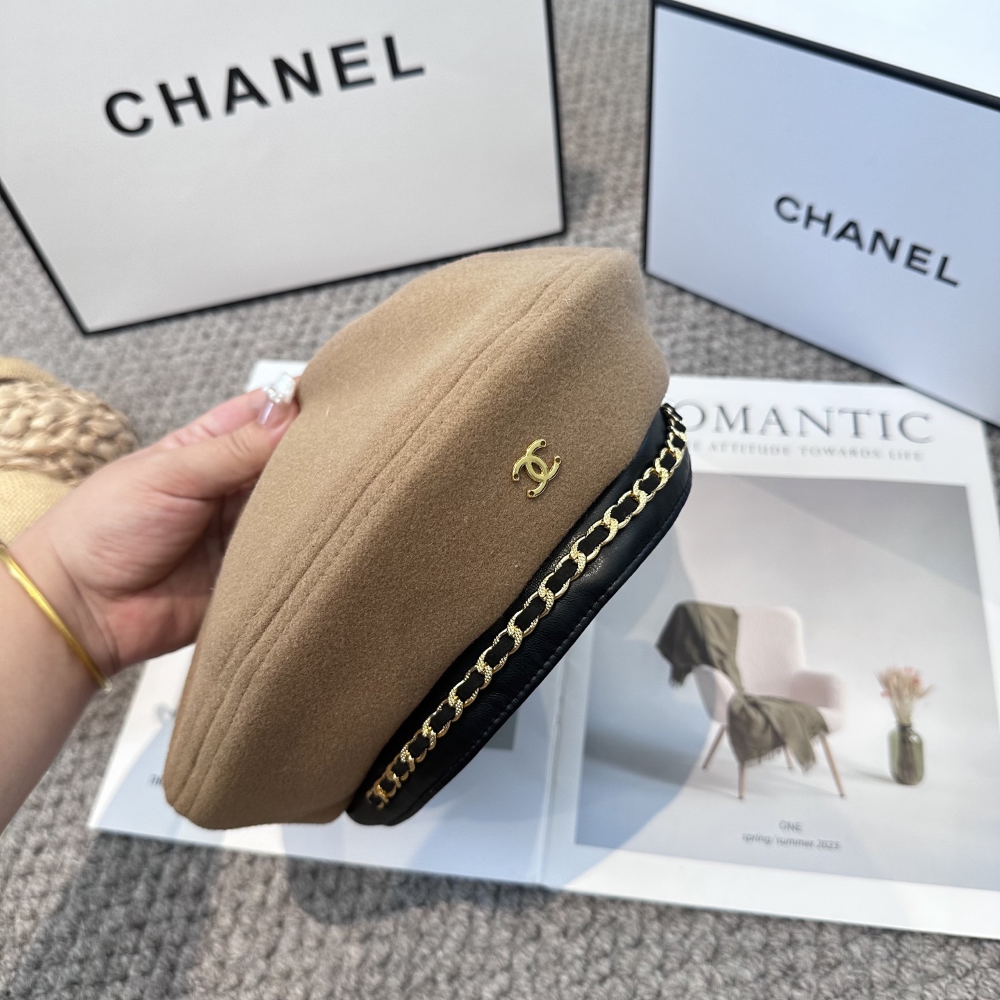 Chanel香奈儿新款链条贝雷帽，搭配精致简单小logo 小香风高级面料定制 谁看谁喜欢😘
