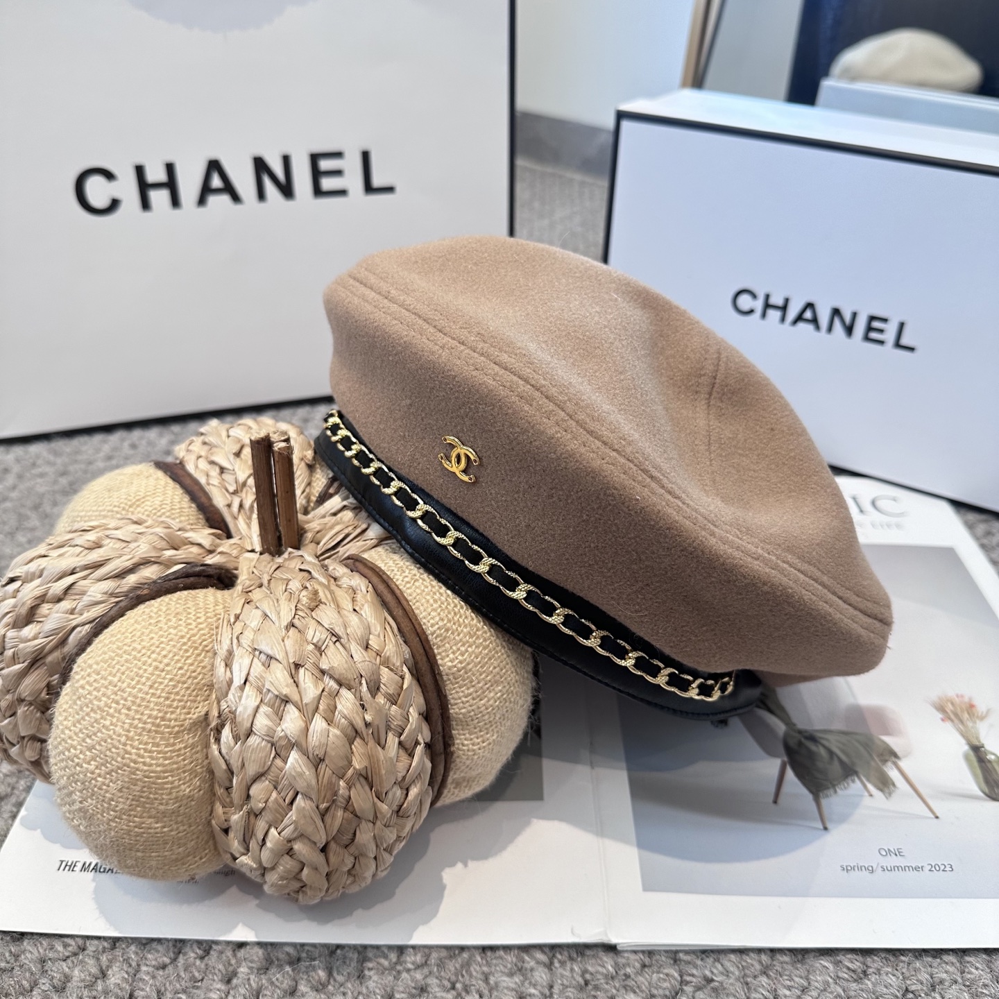 Chanel香奈儿新款链条贝雷帽，搭配精致简单小logo 小香风高级面料定制 谁看谁喜欢😘