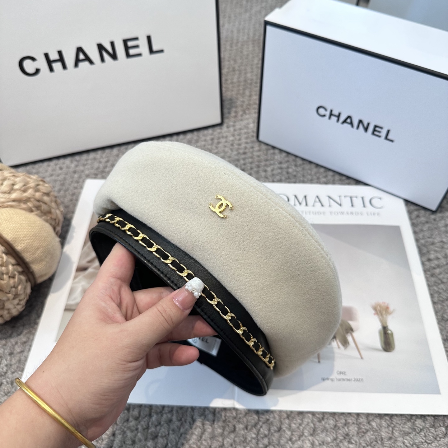Chanel香奈儿新款链条贝雷帽，搭配精致简单小logo 小香风高级面料定制 谁看谁喜欢😘