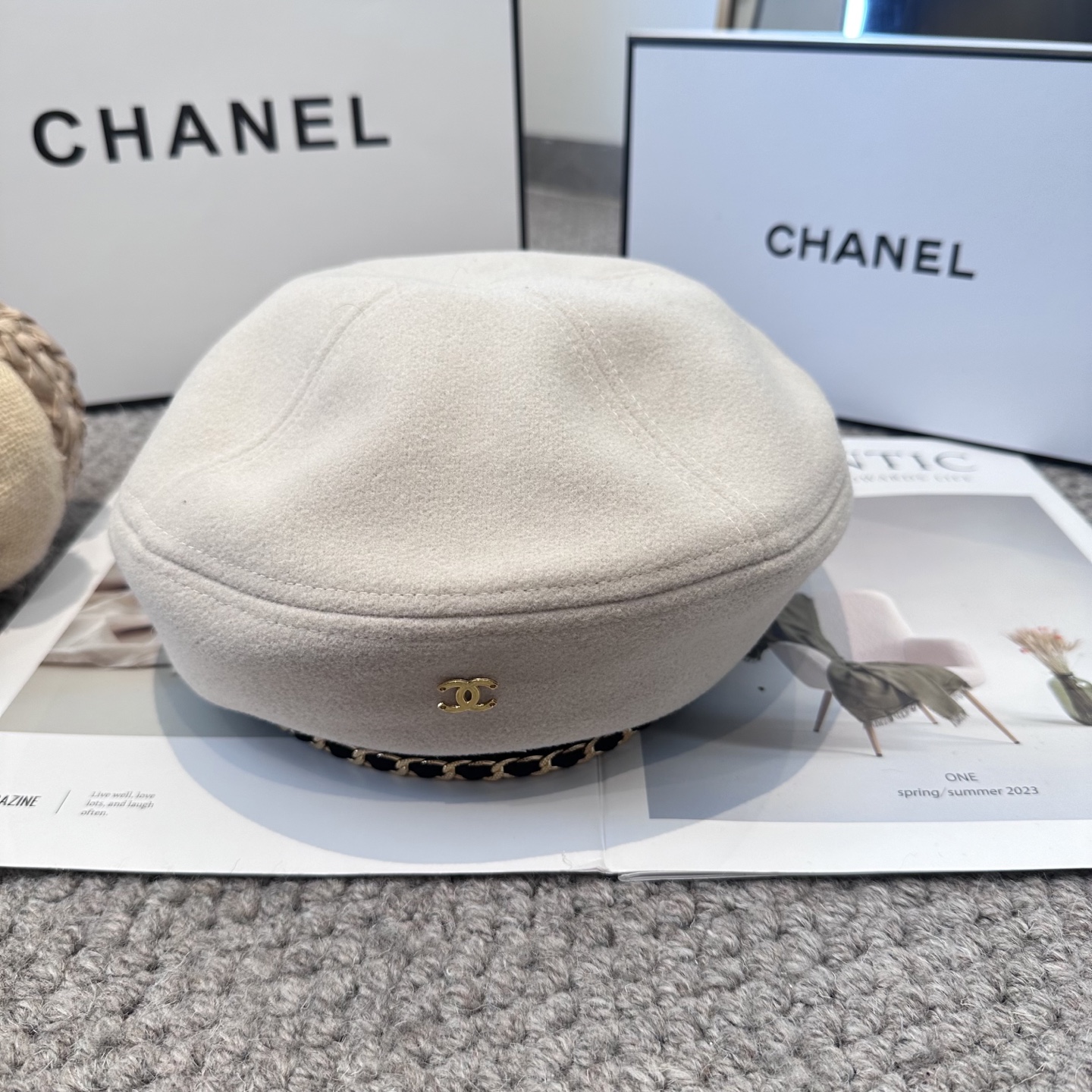 Chanel香奈儿新款链条贝雷帽，搭配精致简单小logo 小香风高级面料定制 谁看谁喜欢😘