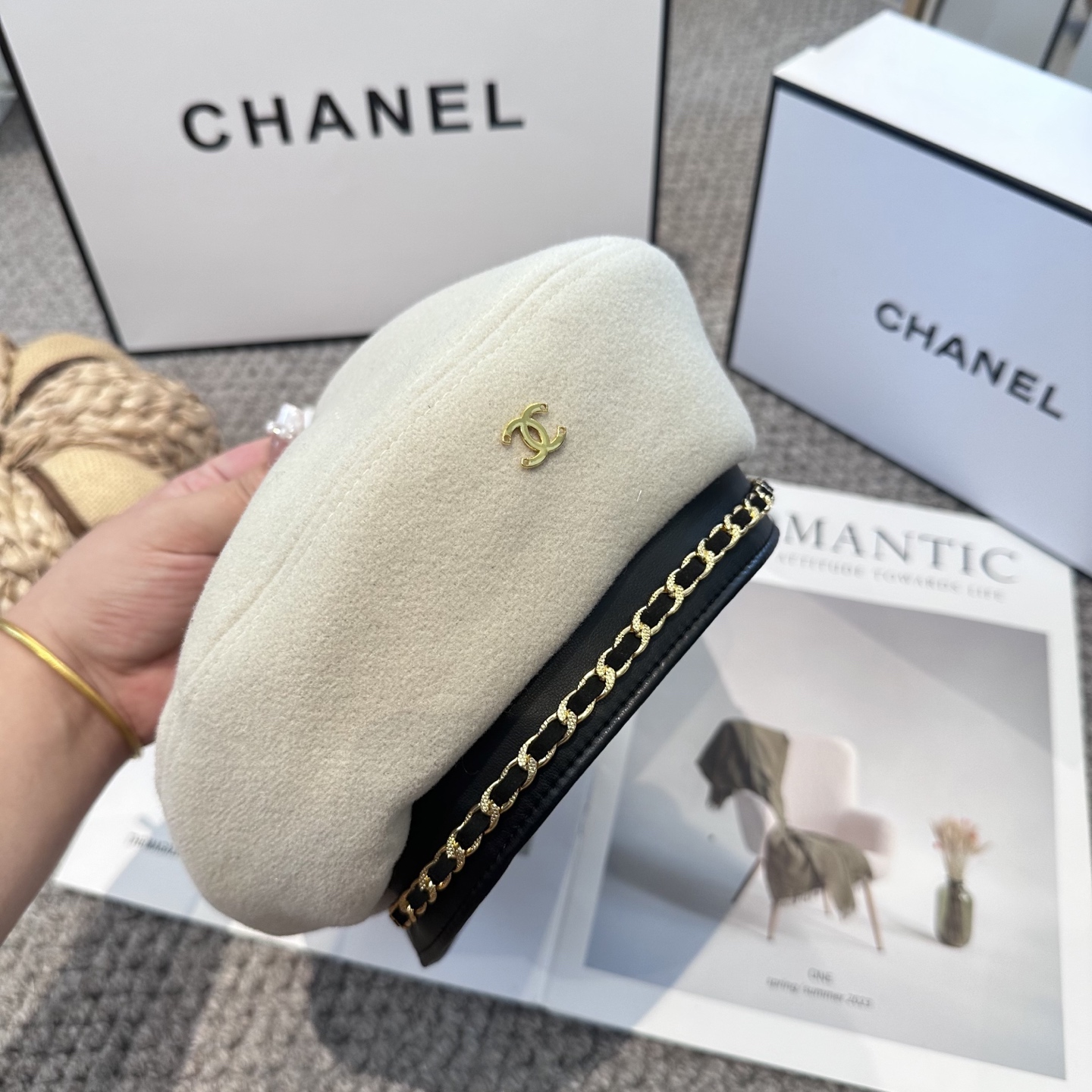 Chanel香奈儿新款链条贝雷帽，搭配精致简单小logo 小香风高级面料定制 谁看谁喜欢😘