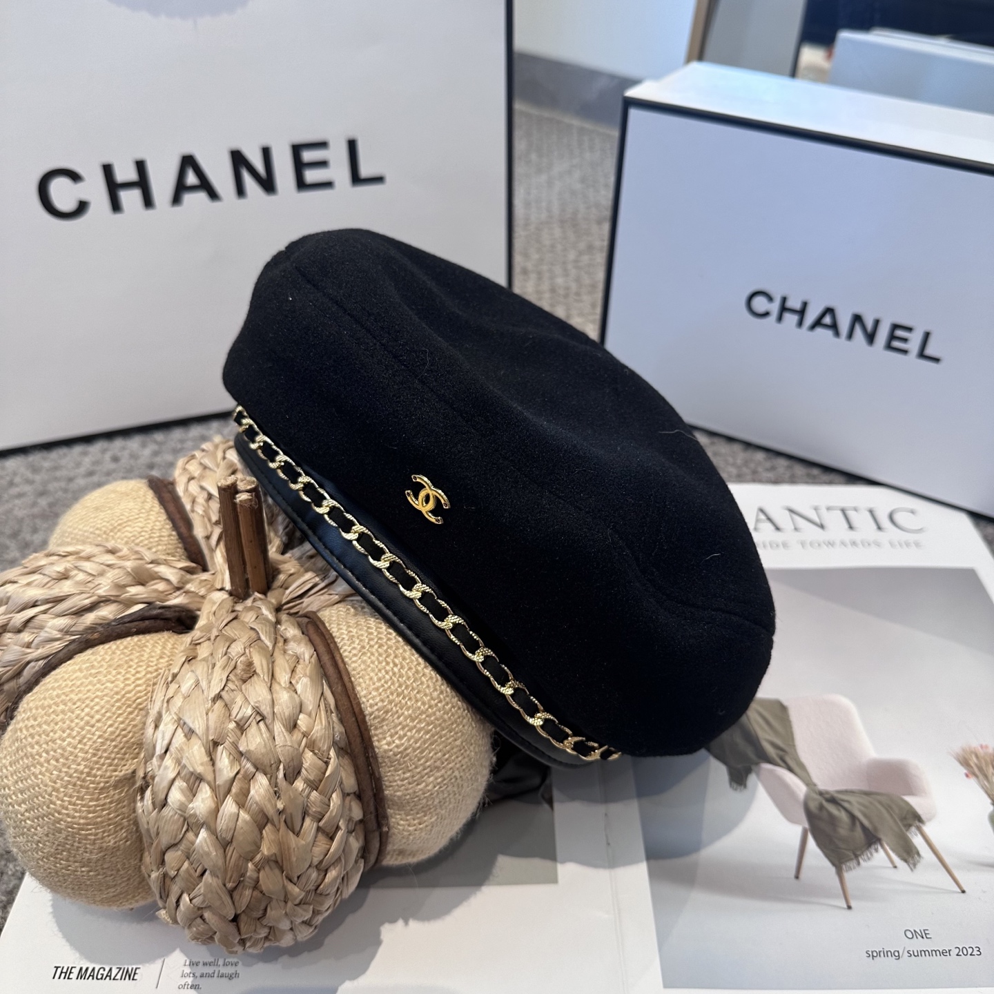 Chanel香奈儿新款链条贝雷帽，搭配精致简单小logo 小香风高级面料定制 谁看谁喜欢😘