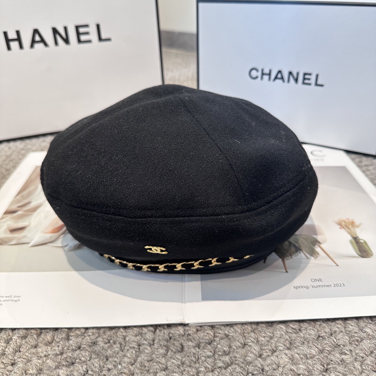 Chanel香奈儿新款链条贝雷帽，搭配精致简单小logo 小香风高级面料定制 谁看谁喜欢😘