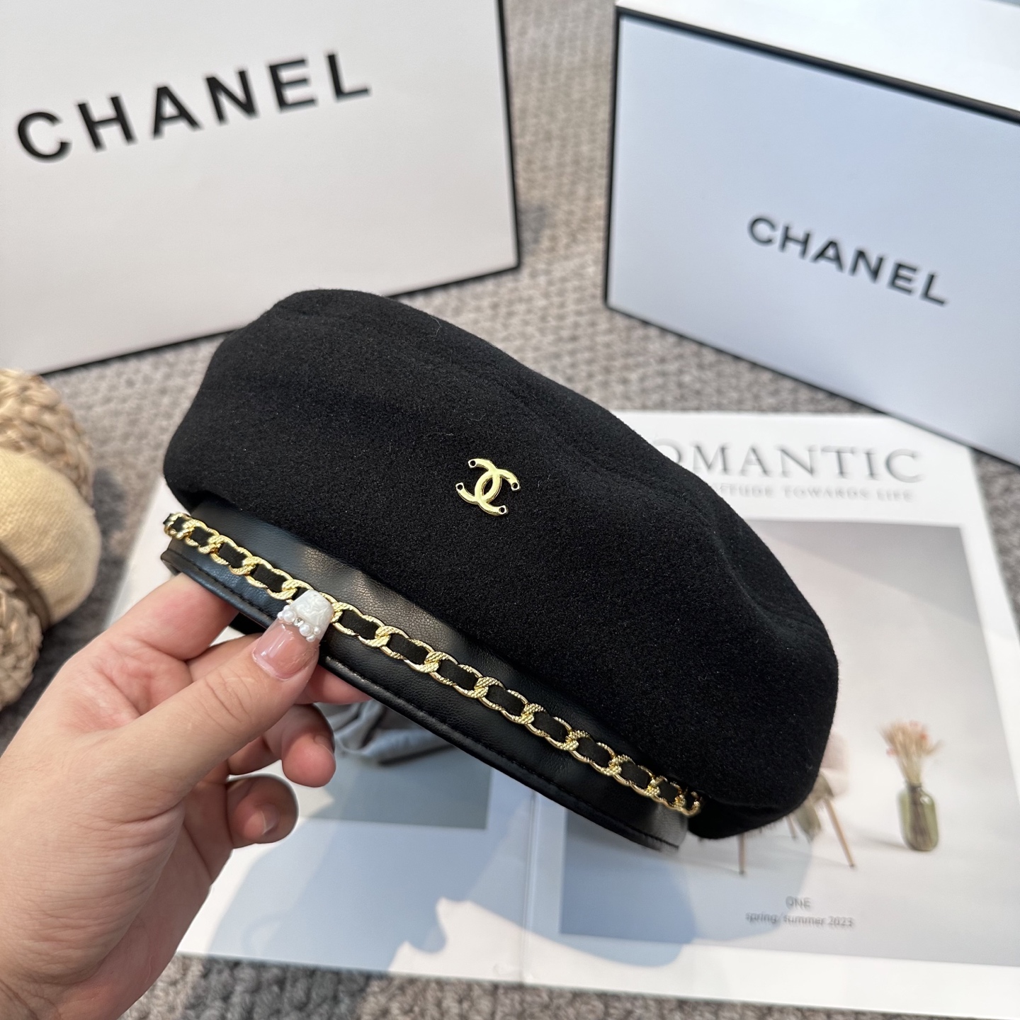 Chanel香奈儿新款链条贝雷帽，搭配精致简单小logo 小香风高级面料定制 谁看谁喜欢😘