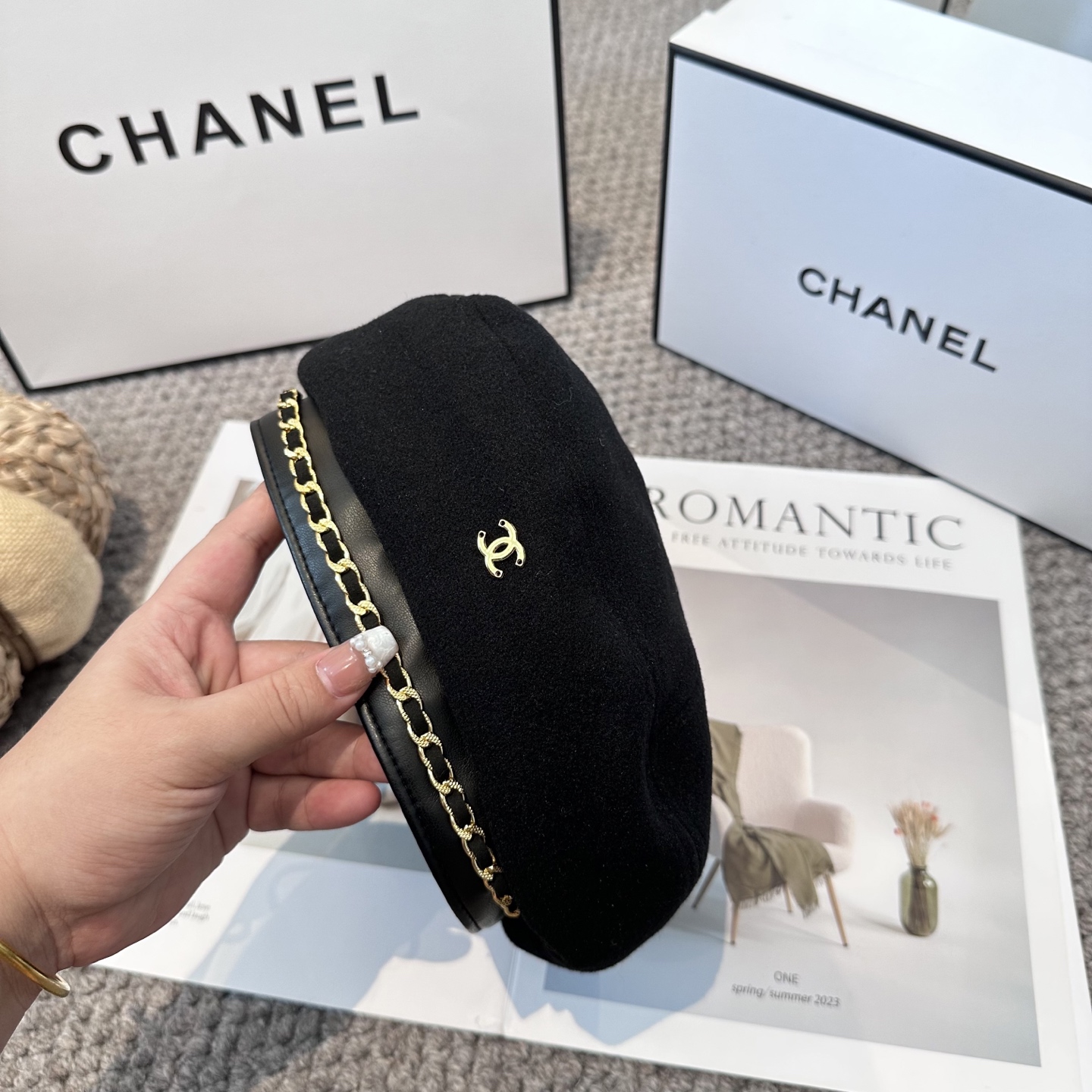 Chanel香奈儿新款链条贝雷帽，搭配精致简单小logo 小香风高级面料定制 谁看谁喜欢😘