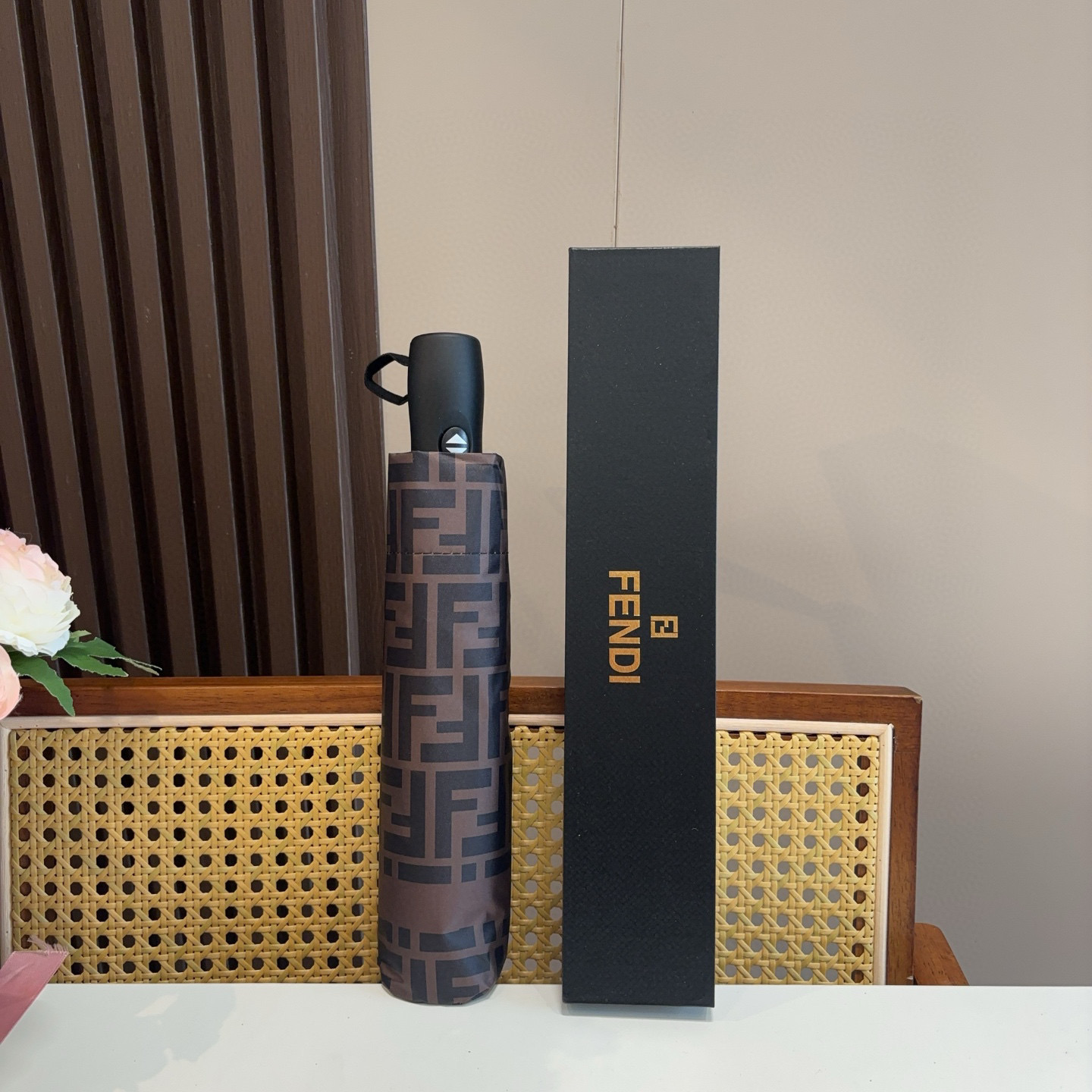  FENDI（芬迪）三折自动折叠晴雨伞 年度最新火爆单品  原单代工级品质 第一代210T碰击布防嗮拒水