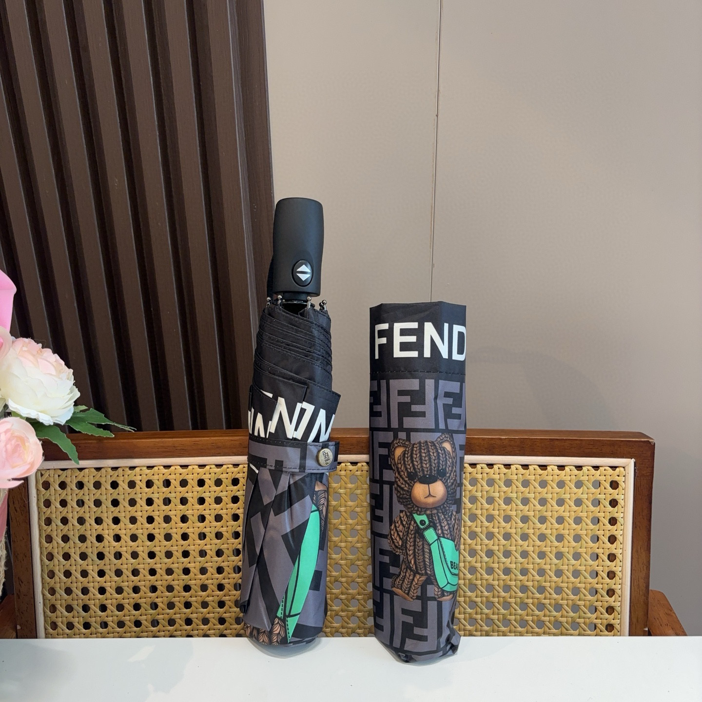  FENDI（芬迪）三折自动折叠晴雨伞 年度最新火爆单品  原单代工级品质 第一代210T碰击布防嗮拒水