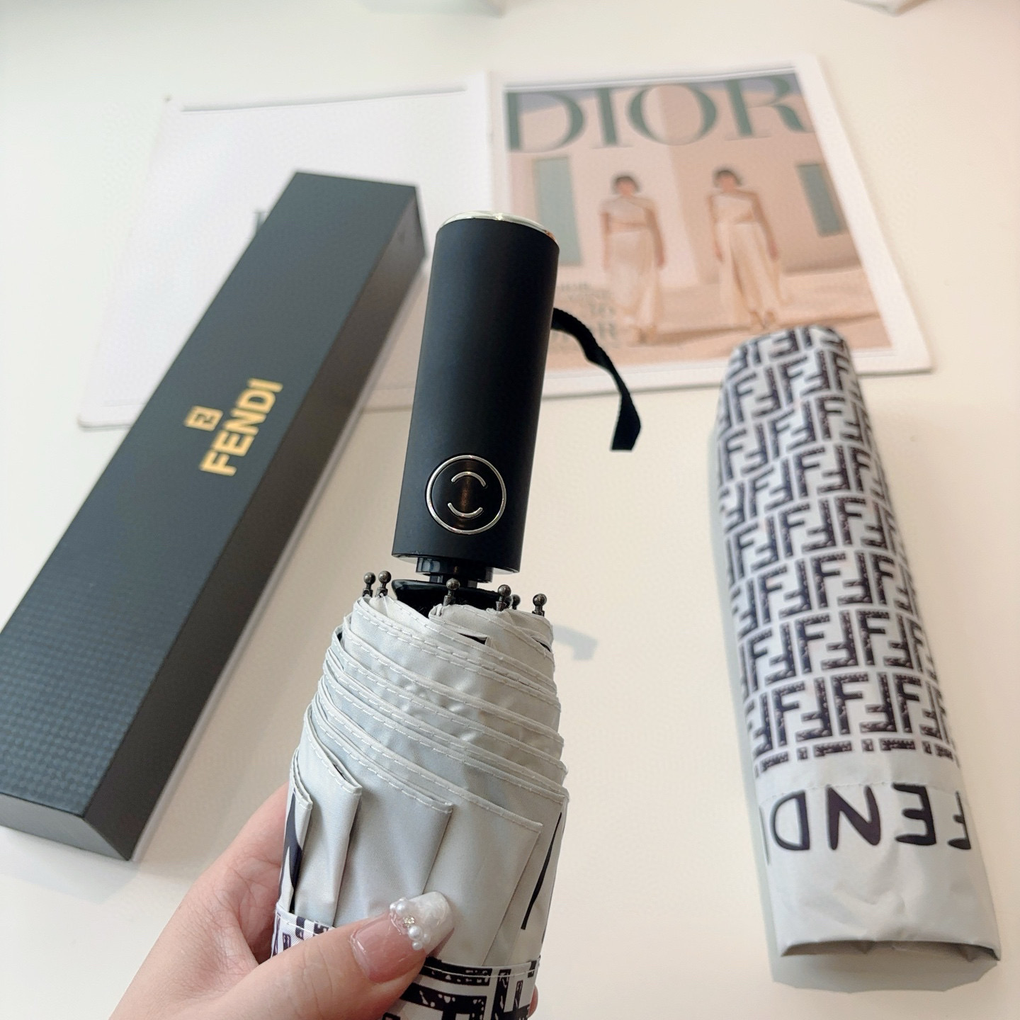  FENDI（芬迪）三折自动折叠晴雨伞 年度最新火爆单品  原单代工级品质 第一代210T碰击布防嗮拒水