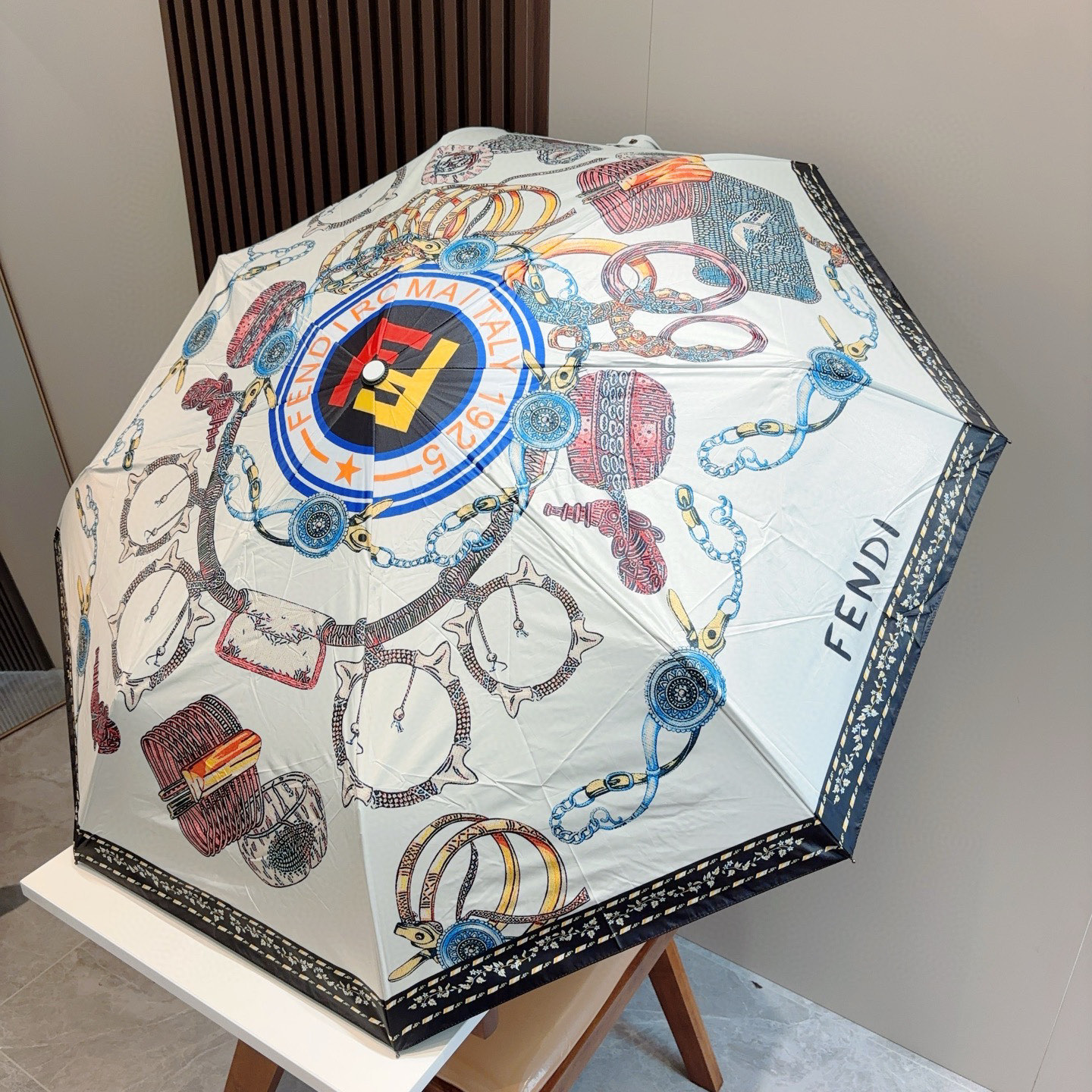  FENDI（芬迪）三折自动折叠晴雨伞 年度最新火爆单品  原单代工级品质 第一代210T碰击布防嗮拒水