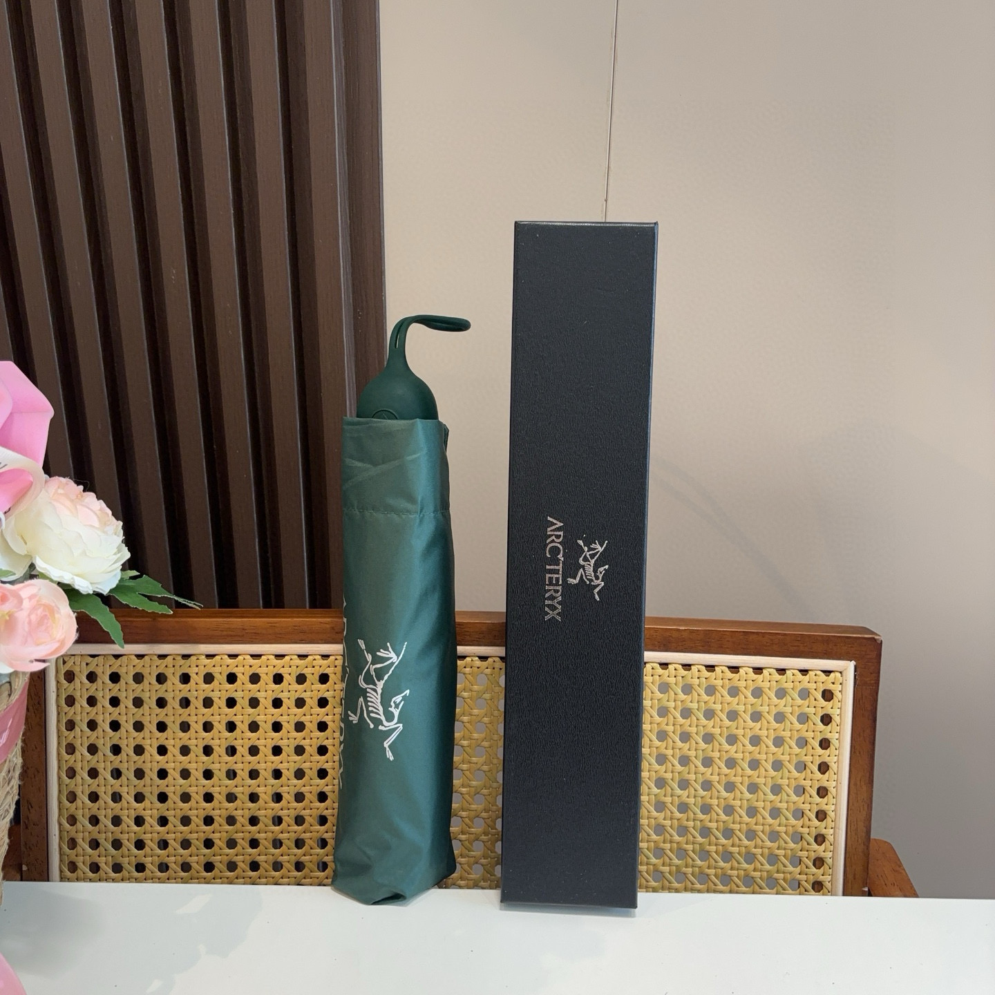  ARCTERYX（始祖鸟  ）三折自动折叠晴雨伞 新涂层技术深色伞面 拥有令人惊喜的遮光效果！