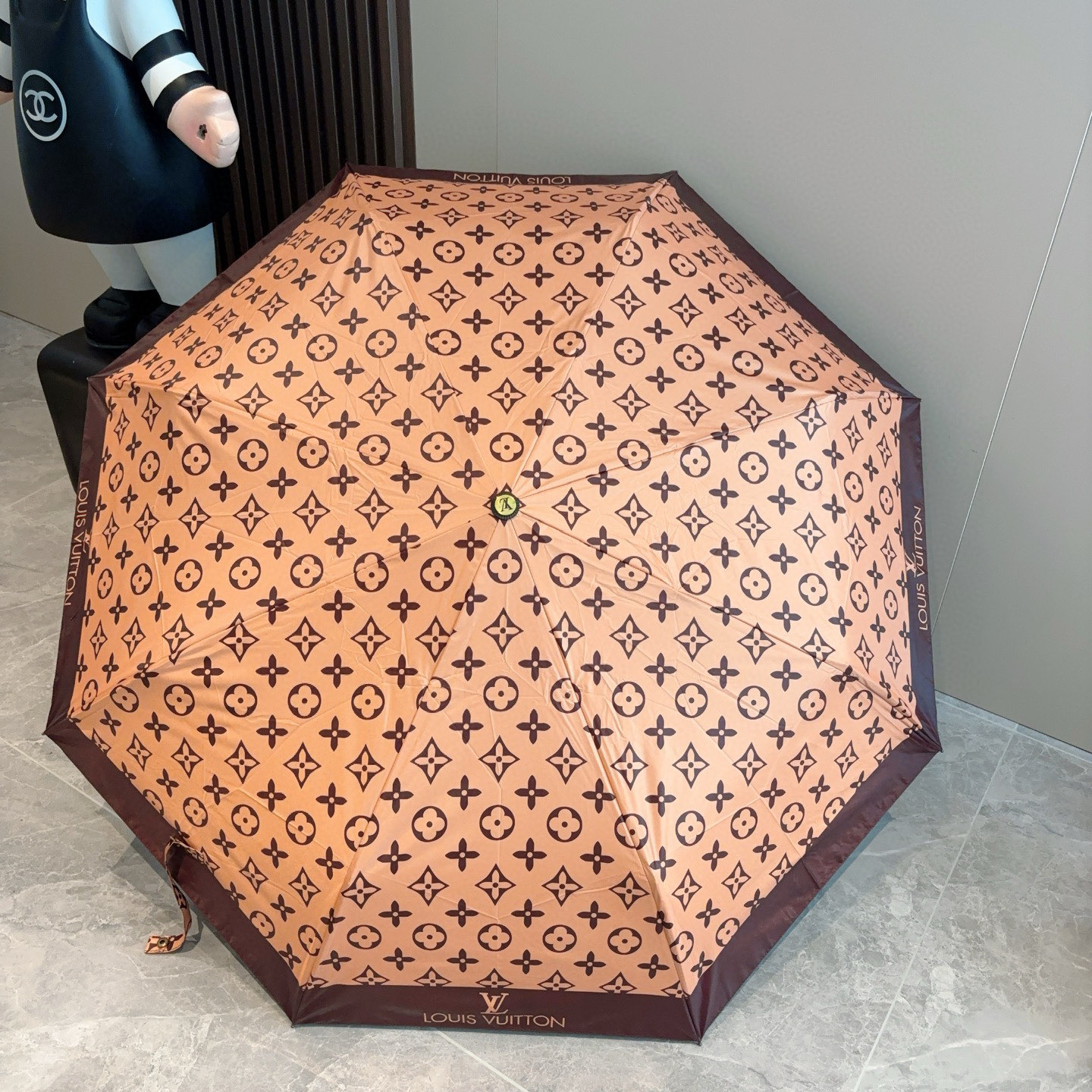  LOUIS VUITTON （路易威登）2025新款 经典字母 三折自动折叠晴雨伞 新涂层技术深色伞面