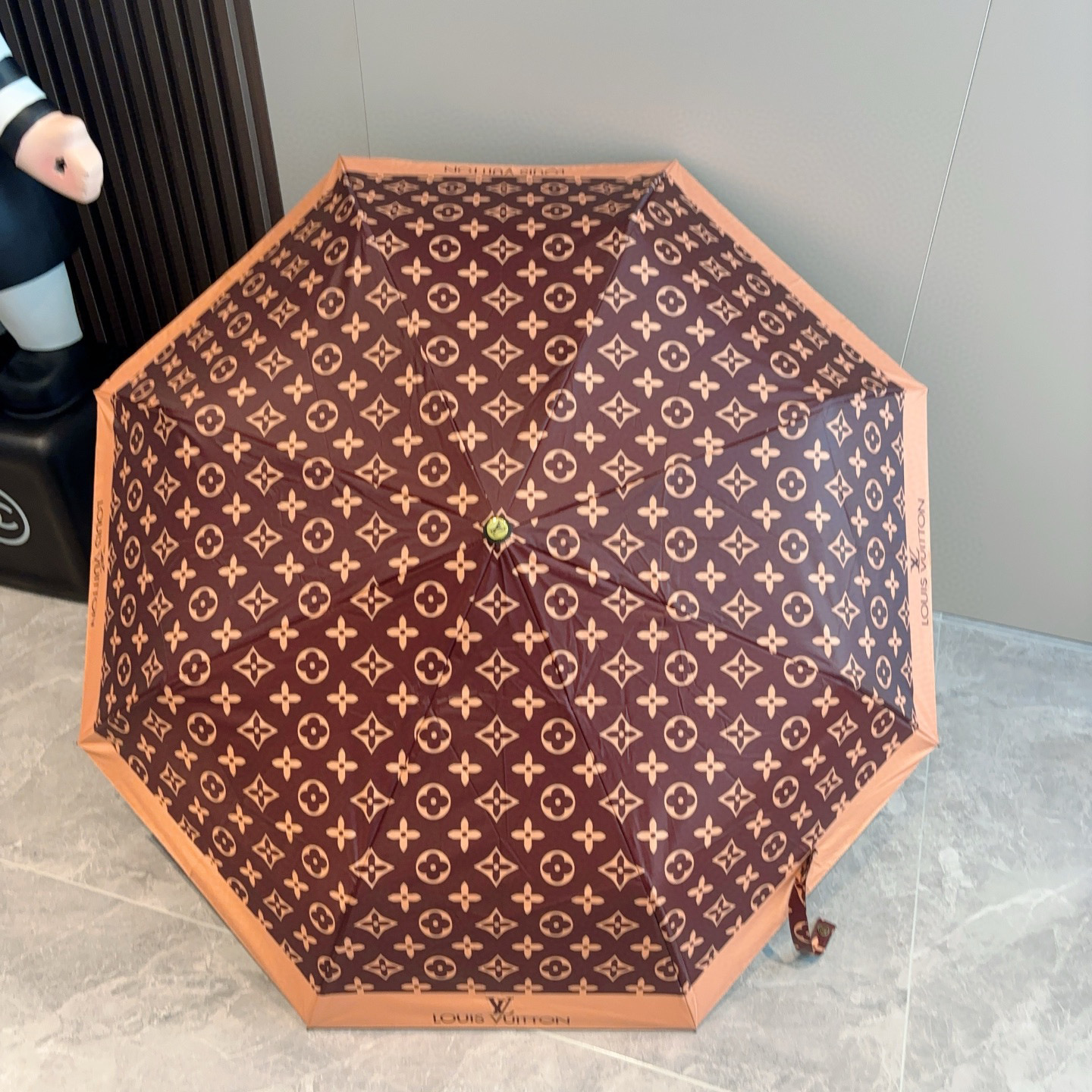  LOUIS VUITTON （路易威登）2025新款 经典字母 三折自动折叠晴雨伞 新涂层技术深色伞面
