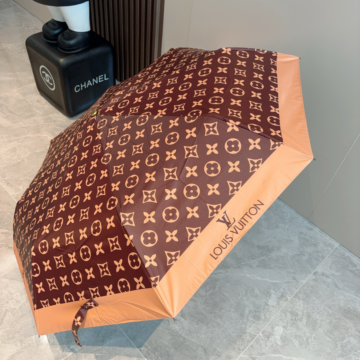  LOUIS VUITTON （路易威登）2025新款 经典字母 三折自动折叠晴雨伞 新涂层技术深色伞面