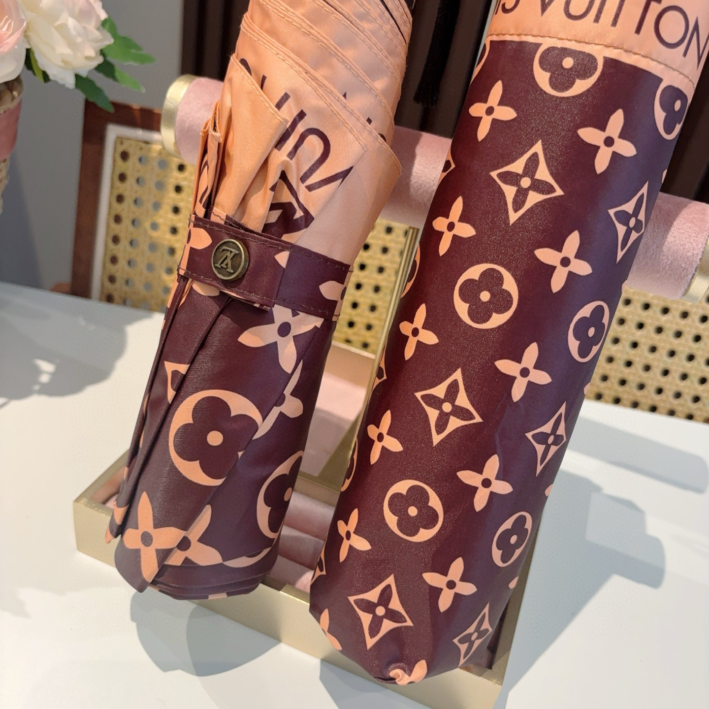  LOUIS VUITTON （路易威登）2025新款 经典字母 三折自动折叠晴雨伞 新涂层技术深色伞面