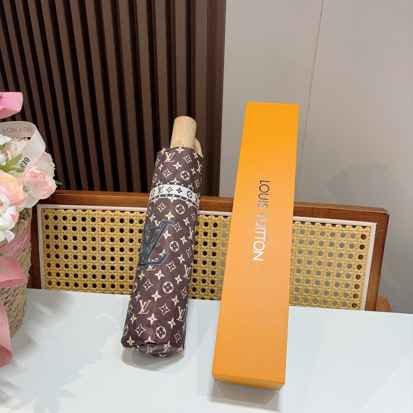  LOUIS VUITTON （路易威登）2025新款 经典字母 三折自动折叠晴雨伞 新涂层技术深色伞面